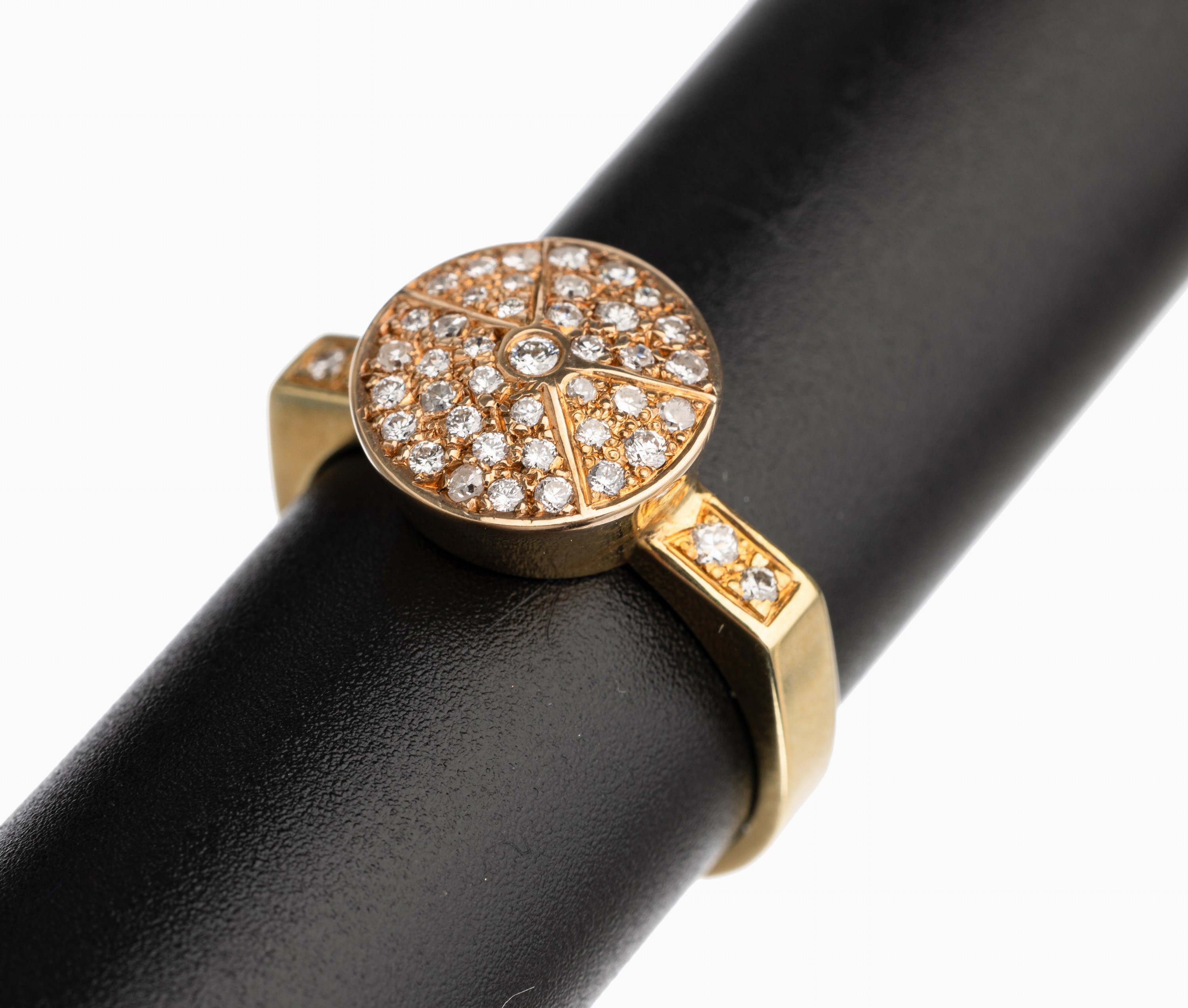 14 kt Gold Brillant Ring, GG 585/000, runder Ringkopf und -Schultern bes. mit 44 Brillanten zus. ca. 0.60 ct feines Weiß/vs, ca. 6.6 g, RW 57
