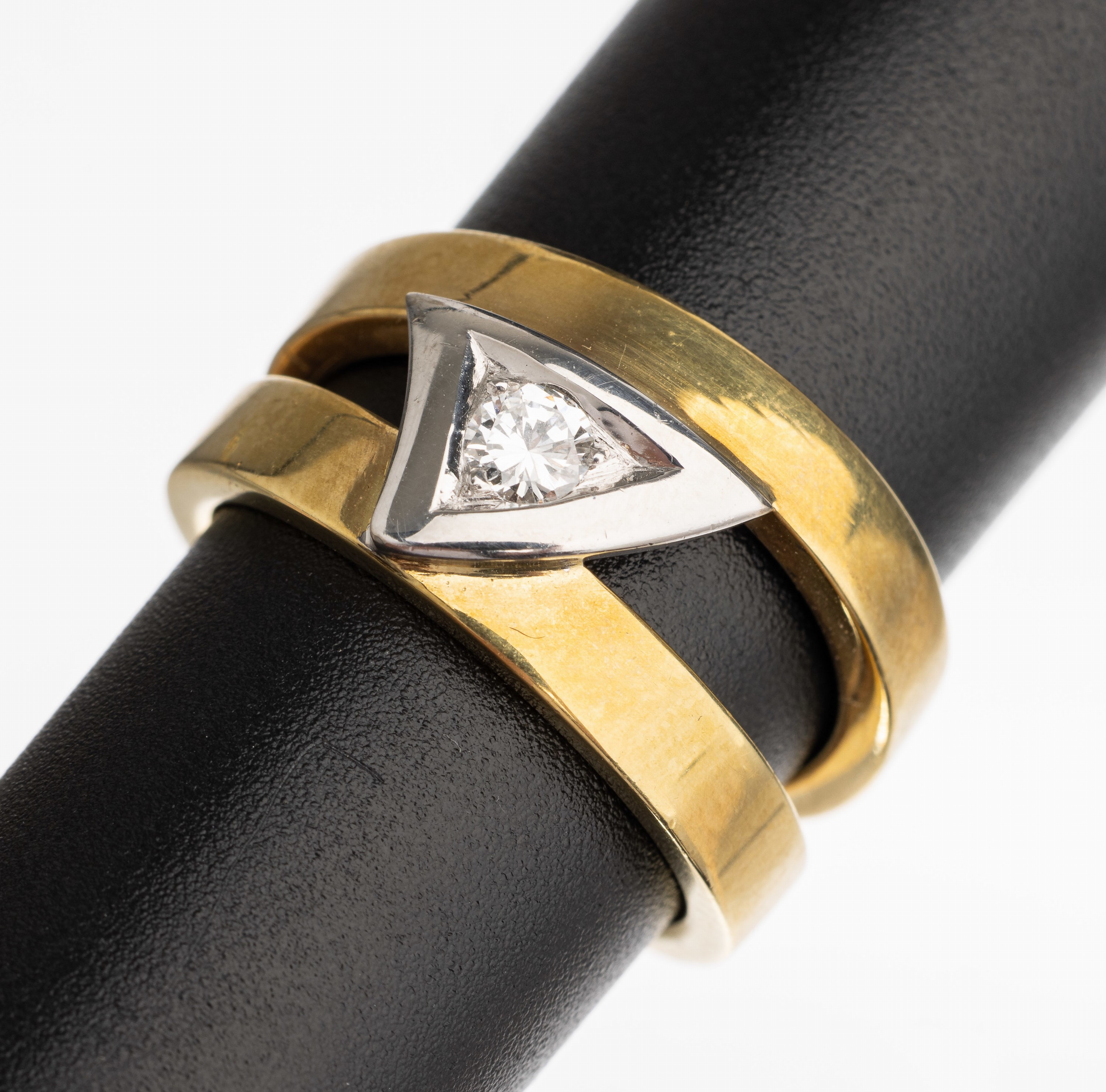 14 kt Gold Brillant Ring, GG/WG 585/000, asymm. Schiene, mittig mit aufgelegtem WG Dreieck, bes, mit einem Brillant 0.15 ct feines Weiß/vs, ca. ...