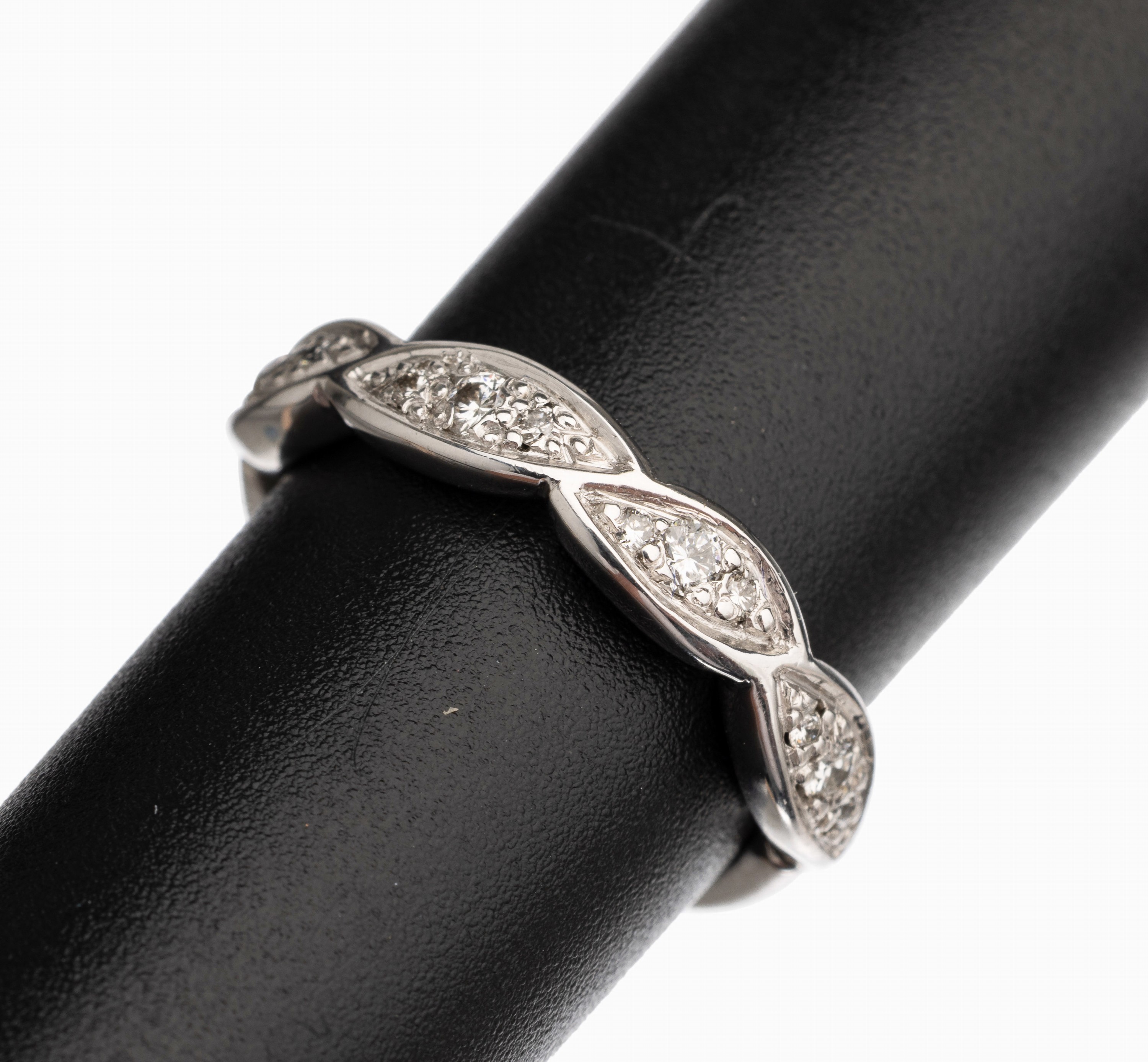 14 kt Gold Brillant Ring, WG 585/000, 12 Brillanten zus. ca. 0.17 ct feines Weiß/vs,ca. 3.6 g, RW 49