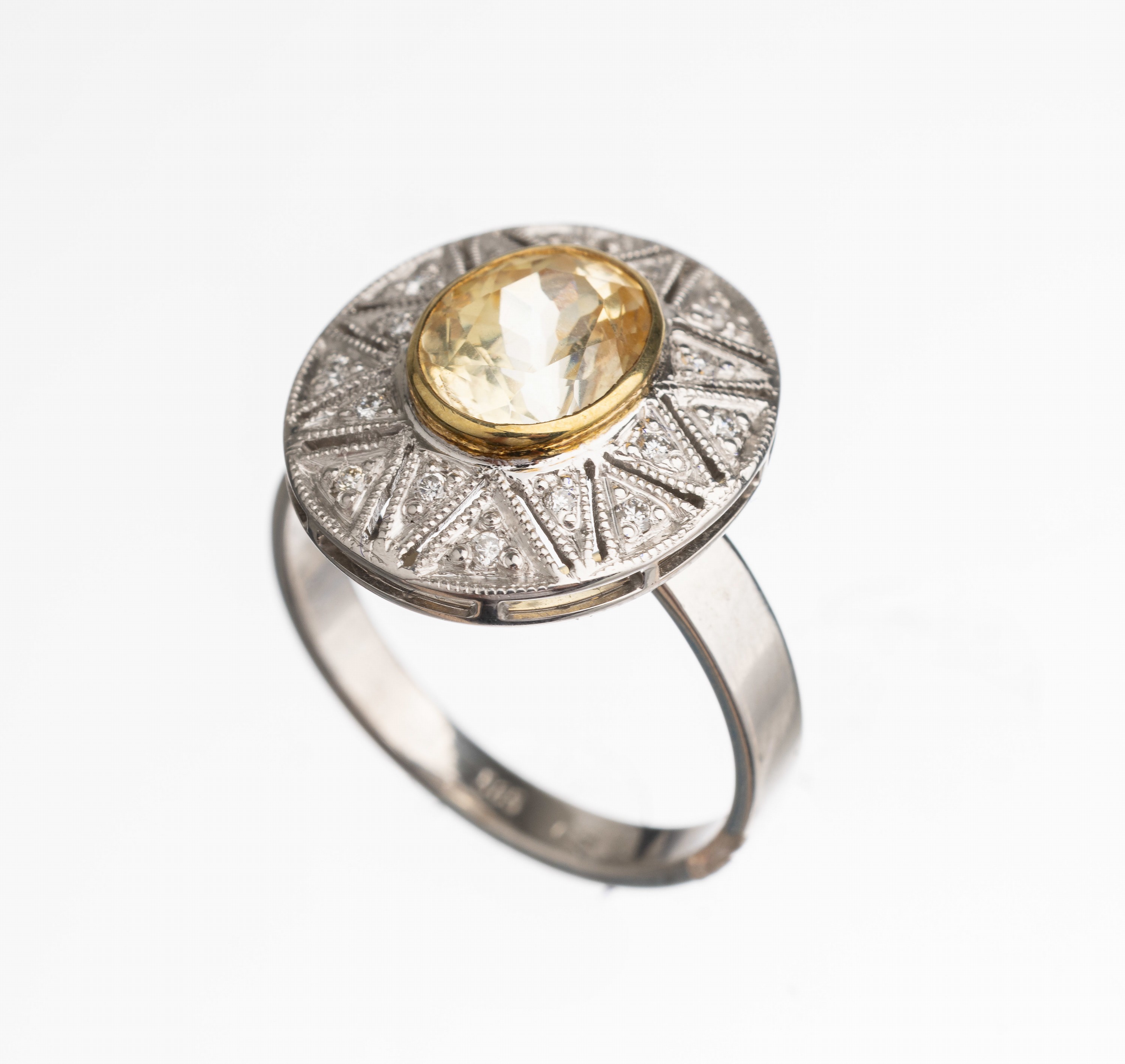 14 kt Gold Saphir Brillant Ring, WG/GG 585/000, mittig in GG gefasster ovalfacett. gelberSaphir ca. 4.0 ct, sternförmig umgeben von 16 Brillanten ...