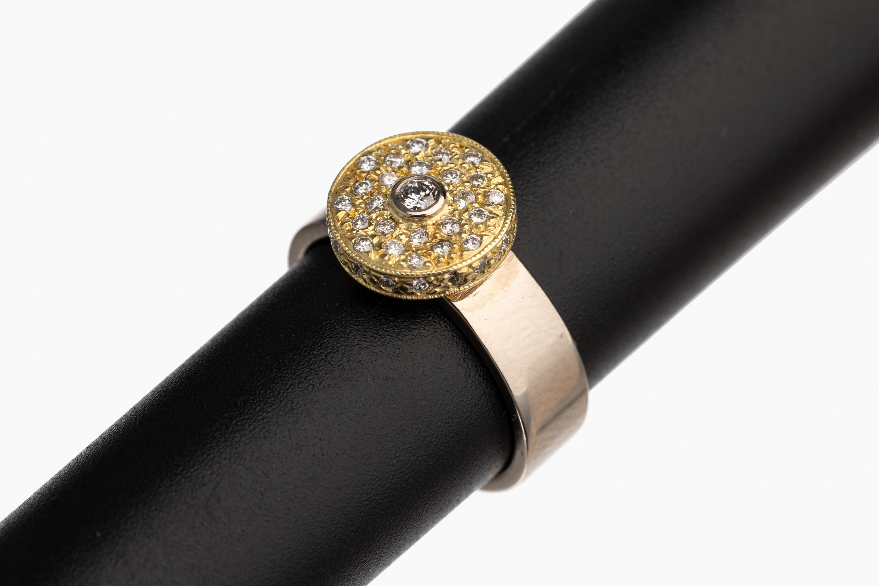 14 kt Gold Brillant Ring, WG/GG 585/000, runder Ringkopf in GG, bes. mit 40 Brillanten zus. ca. 0.45 ct feines Weiß/vs, ca. 8.9 g, RW 55