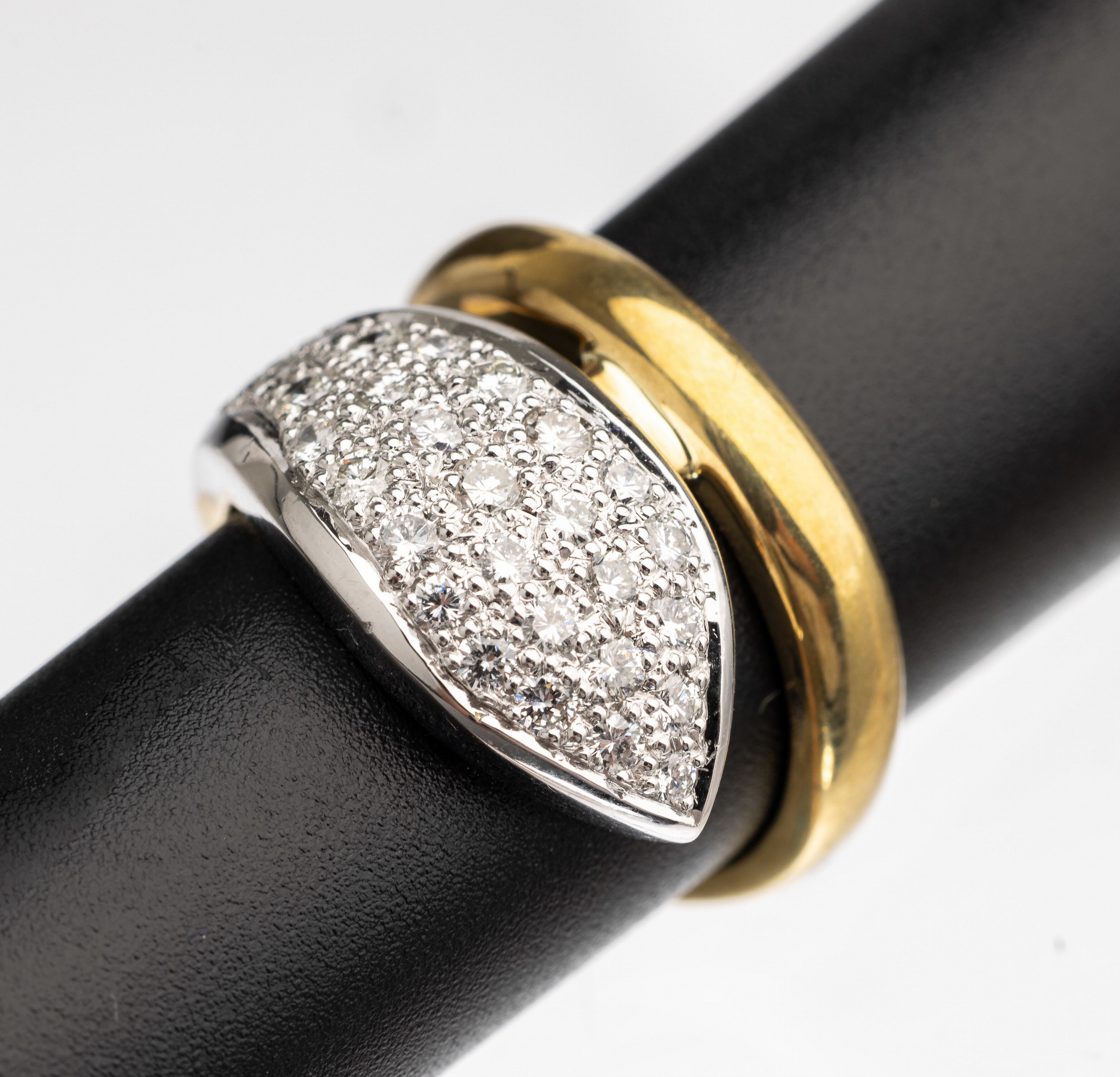 14 kt Gold Brillant Ring, GG/WG 585/000, Schlangenform, Kopf in WG bes. mit 31 Brillanten zus. ca. 0.75 ct feines Weiß/vs, ca. 12.3 g, RW 53