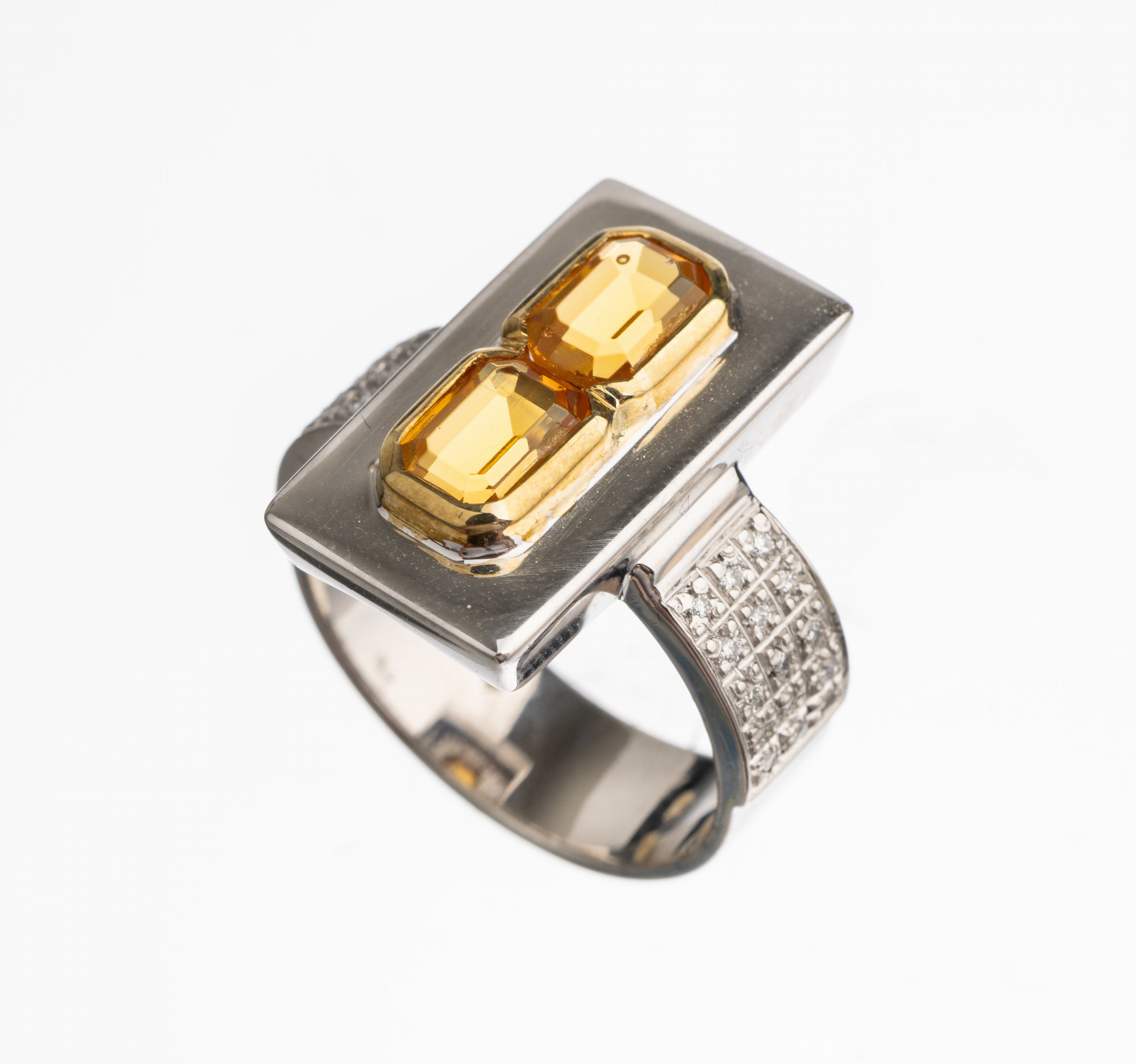 14 kt Gold Citrin Brillant Ring, WG/GG 585/000, in GG gefasste 2 facett. Citrine zus.ca. 1.10 ct, seitl. mit 30 Brillanten zus. ca. 0.10 ct ...