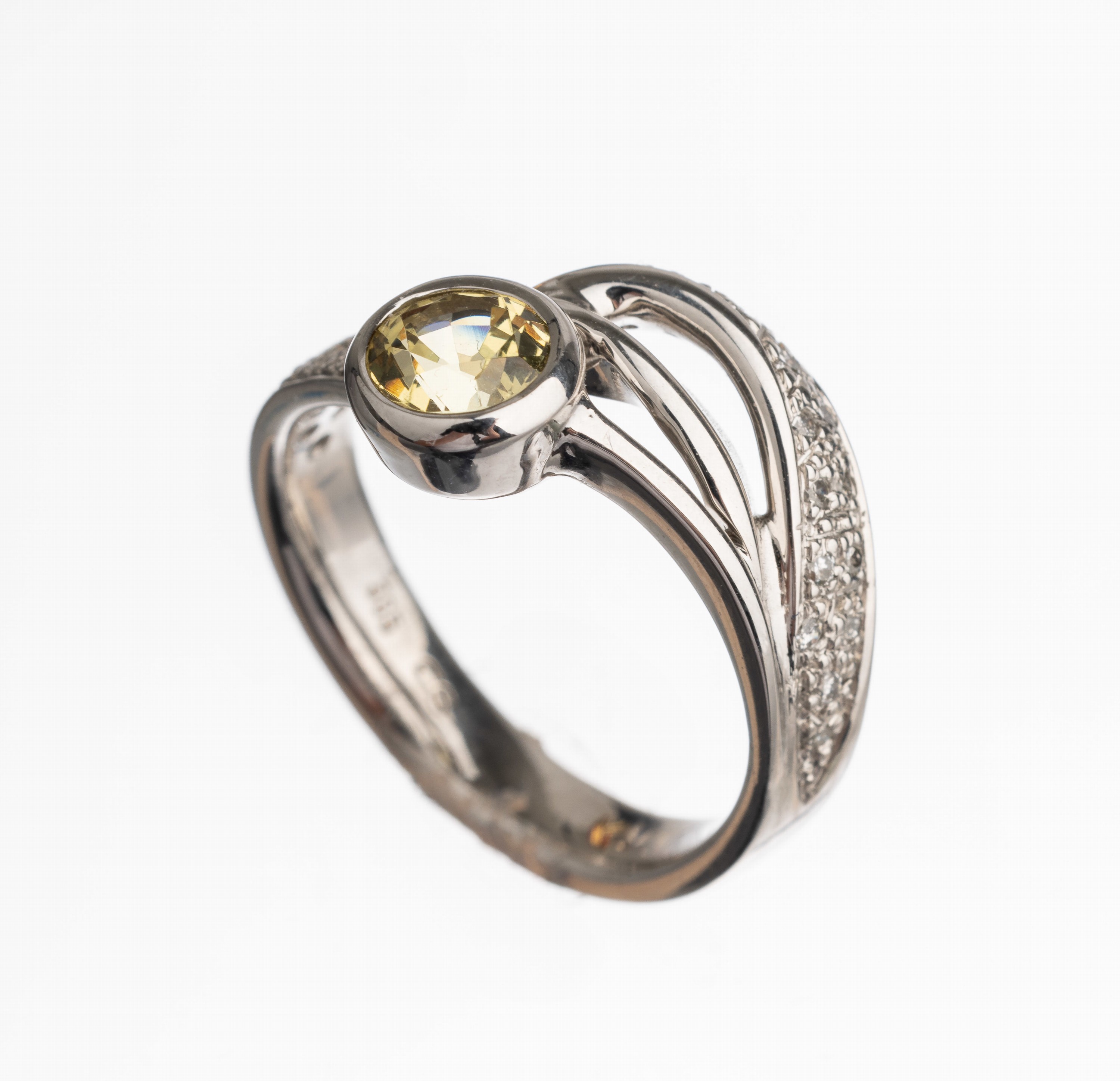 14 kt Gold Brillant Saphir Ring, WG 585/000, asymm. Schiene, mittig ein gelber Saphir ca.1.02 ct, seitl. kl. Diamantbesatz zus. ca. 0.12 ct ...