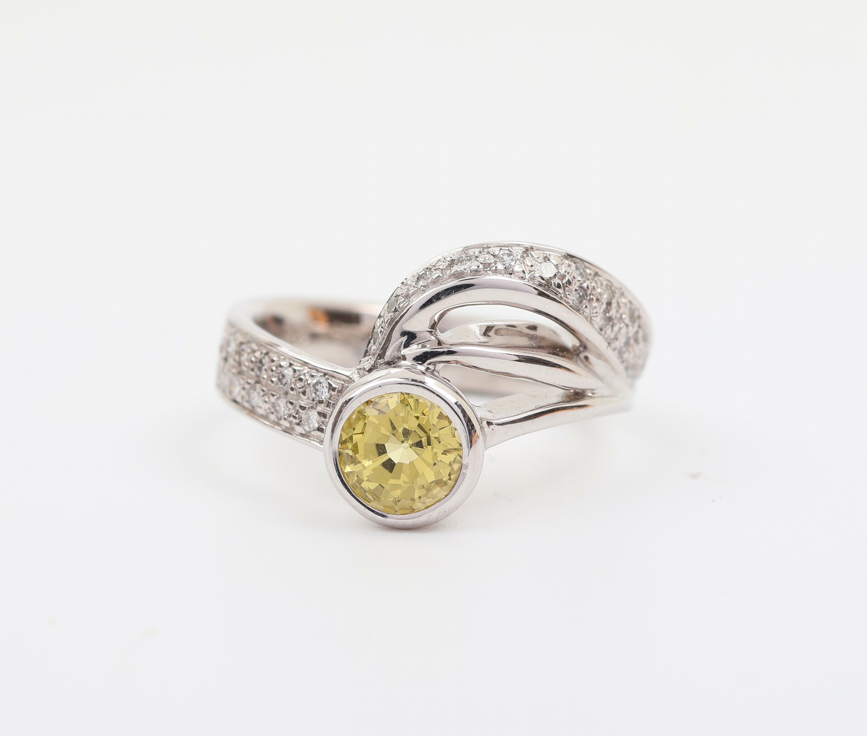 Detail a: 14 kt Gold Brillant Saphir Ring, WG 585/000, asymm. Schiene, mittig ein gelber Saphir ca.1.02 ct, seitl. kl. Diamantbesatz zus. ca. 0.12 ct ...
