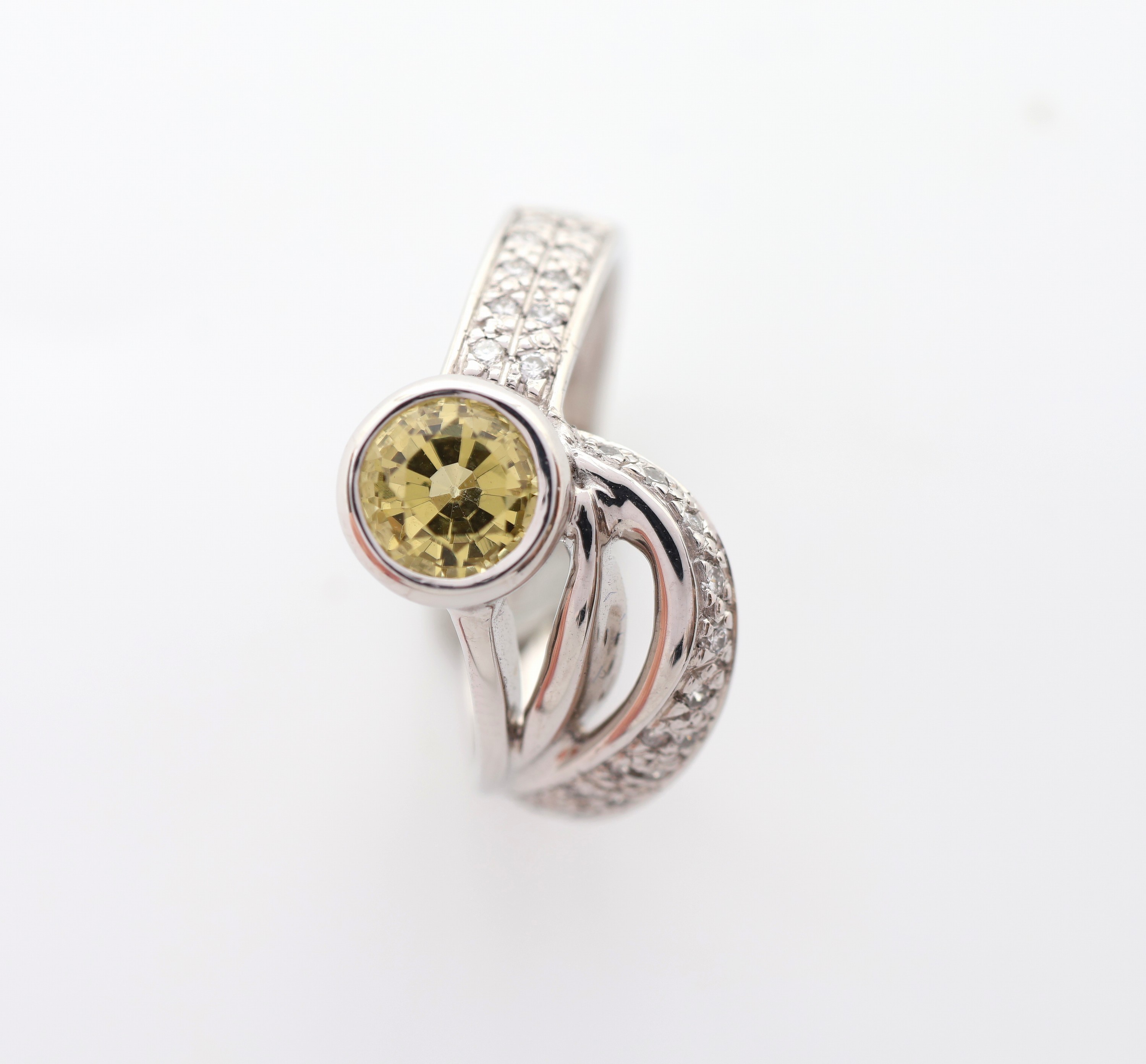 Detail b: 14 kt Gold Brillant Saphir Ring, WG 585/000, asymm. Schiene, mittig ein gelber Saphir ca.1.02 ct, seitl. kl. Diamantbesatz zus. ca. 0.12 ct ...