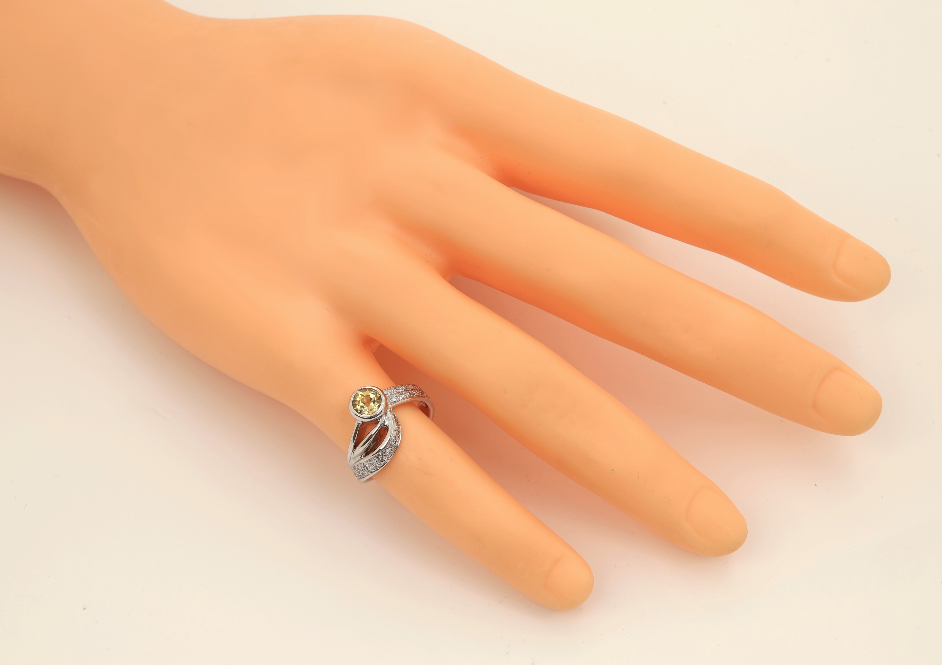 Detail c: 14 kt Gold Brillant Saphir Ring, WG 585/000, asymm. Schiene, mittig ein gelber Saphir ca.1.02 ct, seitl. kl. Diamantbesatz zus. ca. 0.12 ct ...