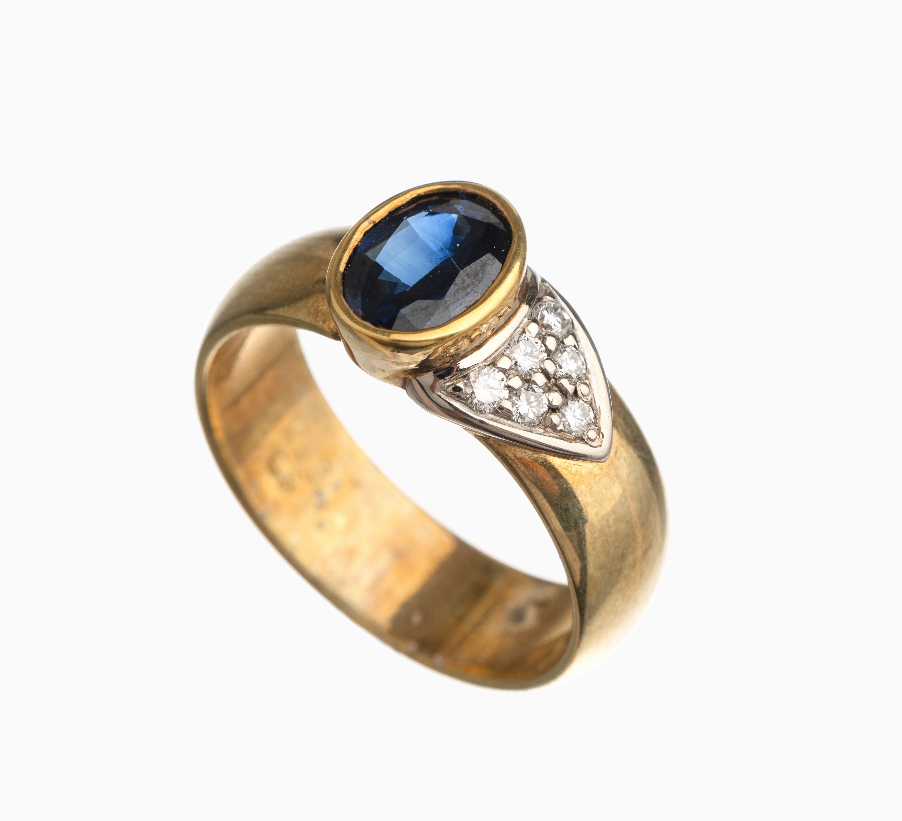 14 kt Gold Saphir Brillant Ring, GG/WG 585/000, ovalfacett. Saphir ca. 1.40 ct, seitl. inWG 6 Brillanten zus. ca. 0.20 ct feines Weiß/ vs, ca. 7.3 ...