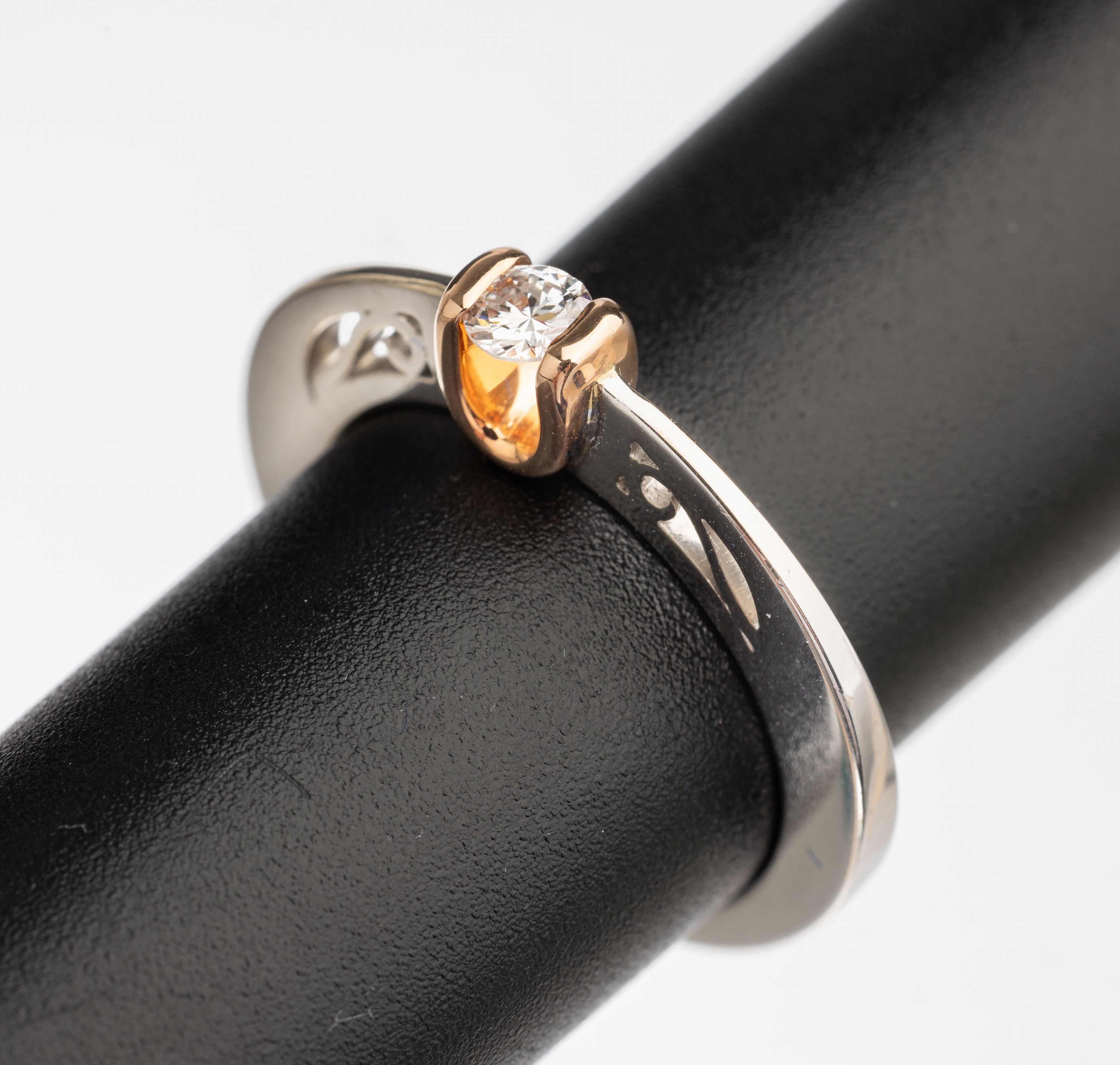 14 kt Gold Brillant Solitär Ring, WG 585/000, in GG gefasster Brillant ca. 0.17 ct feines Weiß/vs, RW 55, total ca. 5.4 g