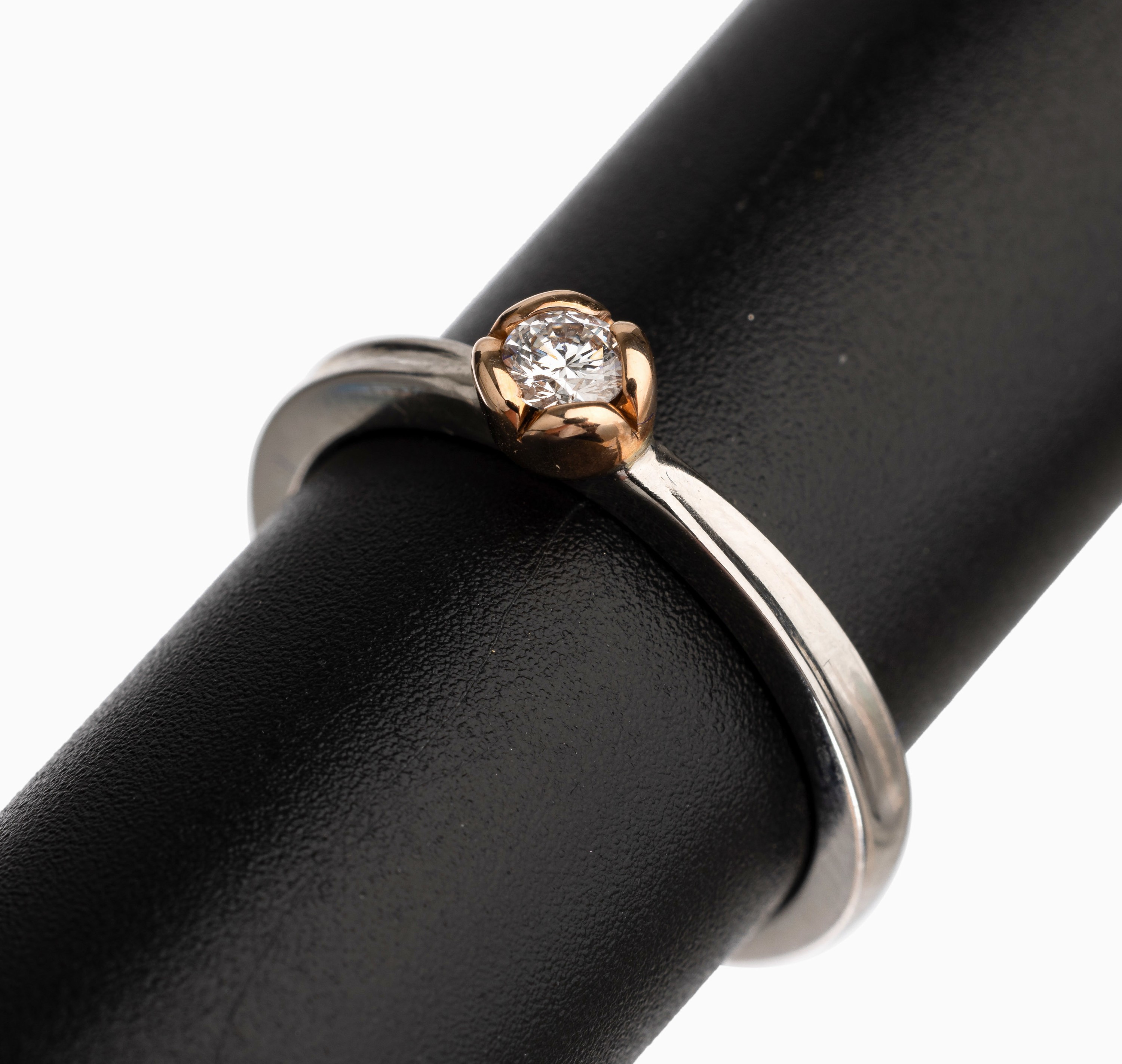 14 kt Gold Brillant Solitär Ring, WG 585/000, in GG gefasster Brillant ca. 0.16 ct feines Weiß/vs, RW 56, total ca. 4.6 g