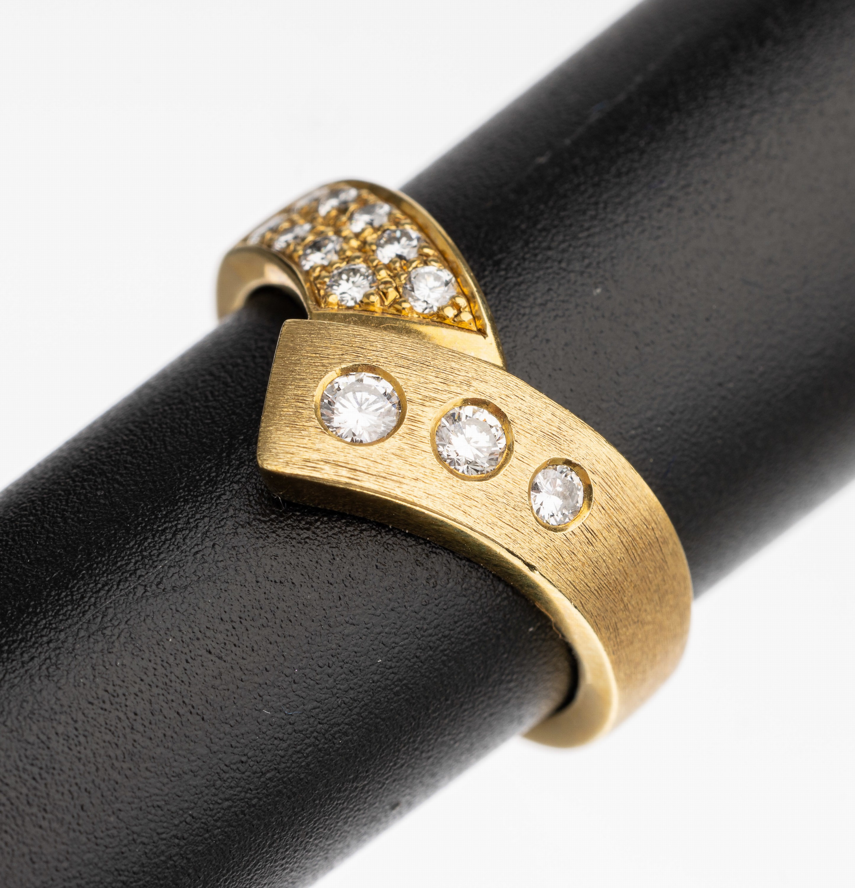 14 kt Gold Brillant Ring, GG 585/000, teilmatt. und teilpoliert, 12 Brillanten zus. ca. 0.35 ct feines Weiß/vs, RW 53, total ca. 6.2 g