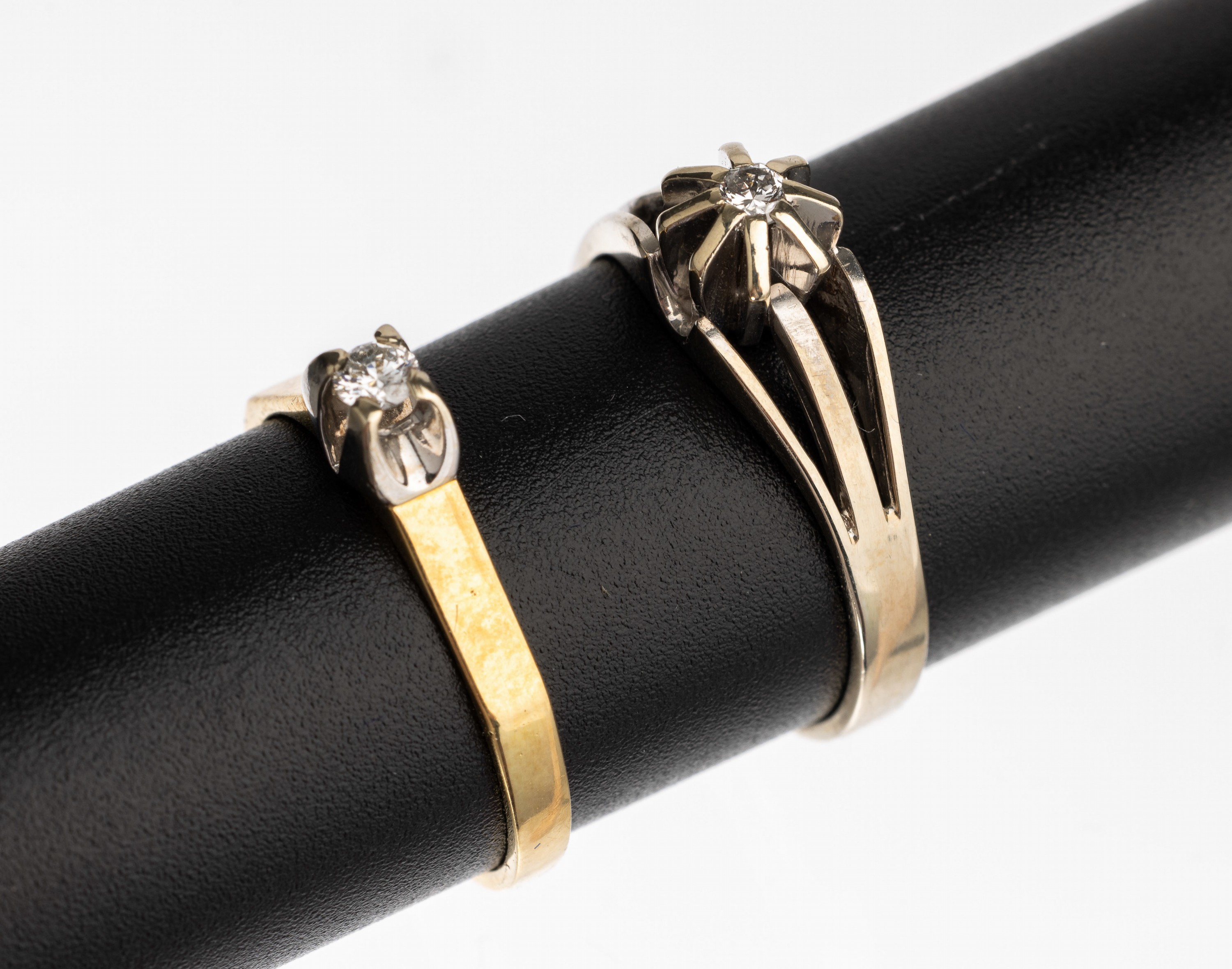 Konvolut 2 14 kt Gold Brillant Solitär Ringe, GG/WG 585/000, 1 x Brill. ca. 0.10 ct feines Weiß/vs, RW 56; 1 x Brillant ca. 0.10 ct Weiß/si, RW ...