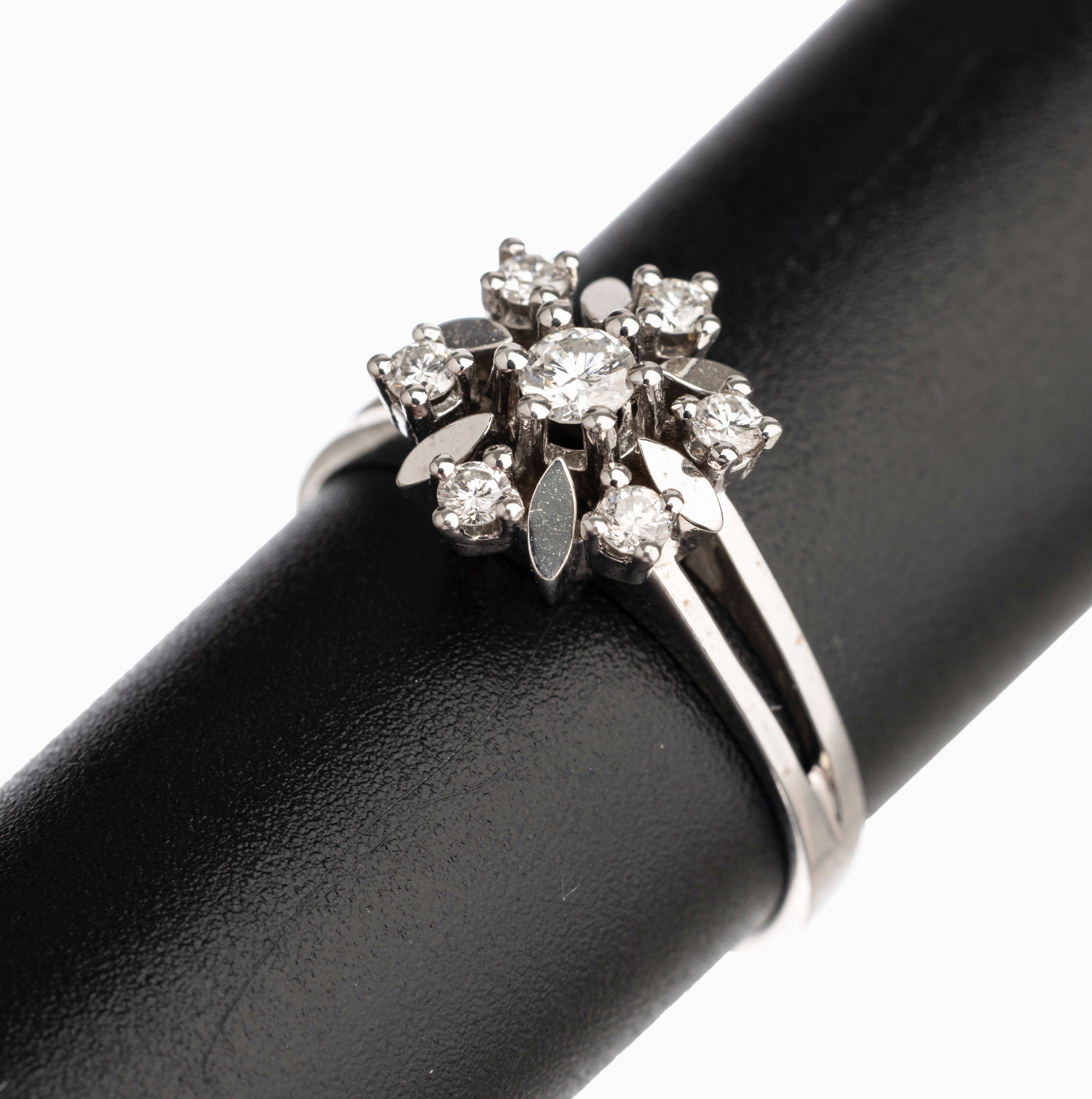 14 kt Gold Brillant Ring, WG 585/000, 7 Brillanten zus. ca. 0.30 ct feines Weiß/vs, RW53, total ca. 3.1 g
