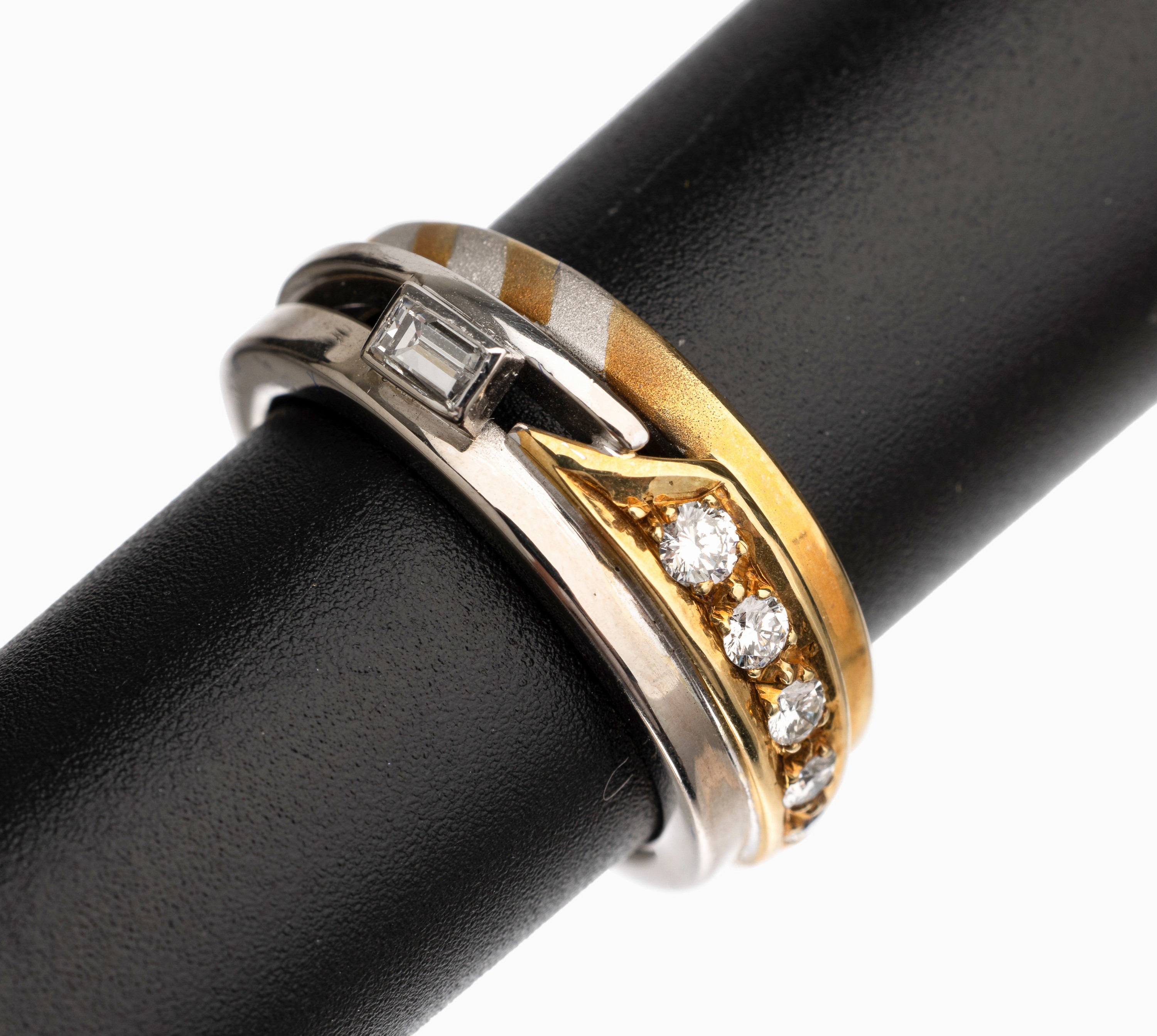 14 kt Gold Brillant Ring, GG/WG 585/000, teilmatt., 5 Brillanten zus. ca. 0.25 ct feines Weiß/vs, 1 Diamant-Baguette ca. 0.18 ctfeines Weiß/vs, RW ...