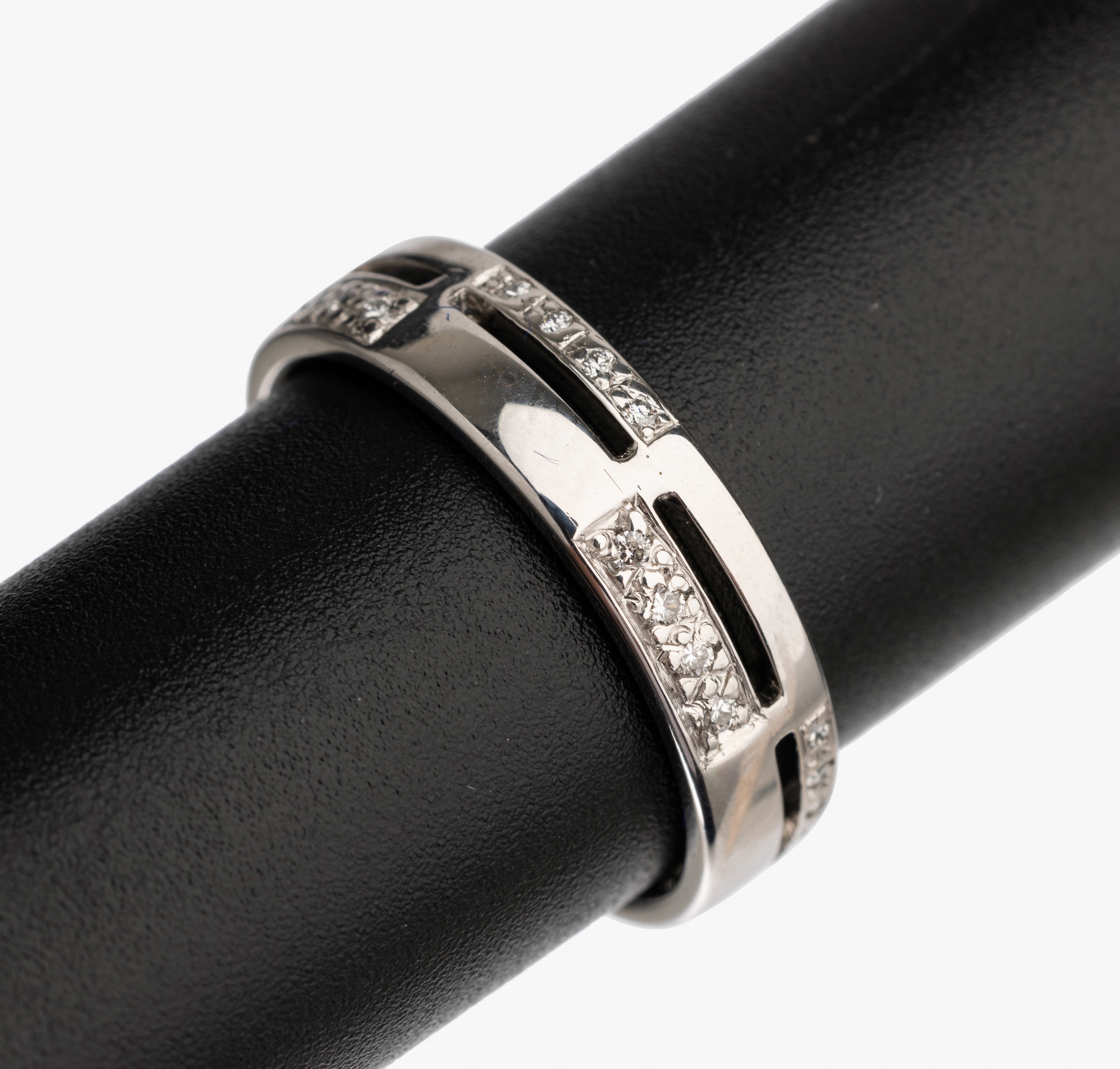 14 kt Gold Brillant Ring, WG 585/000, 20 Brillanten zus. ca. 0.13 ct feines Weiß/vs, RW54.5, total ca. 4.7 g