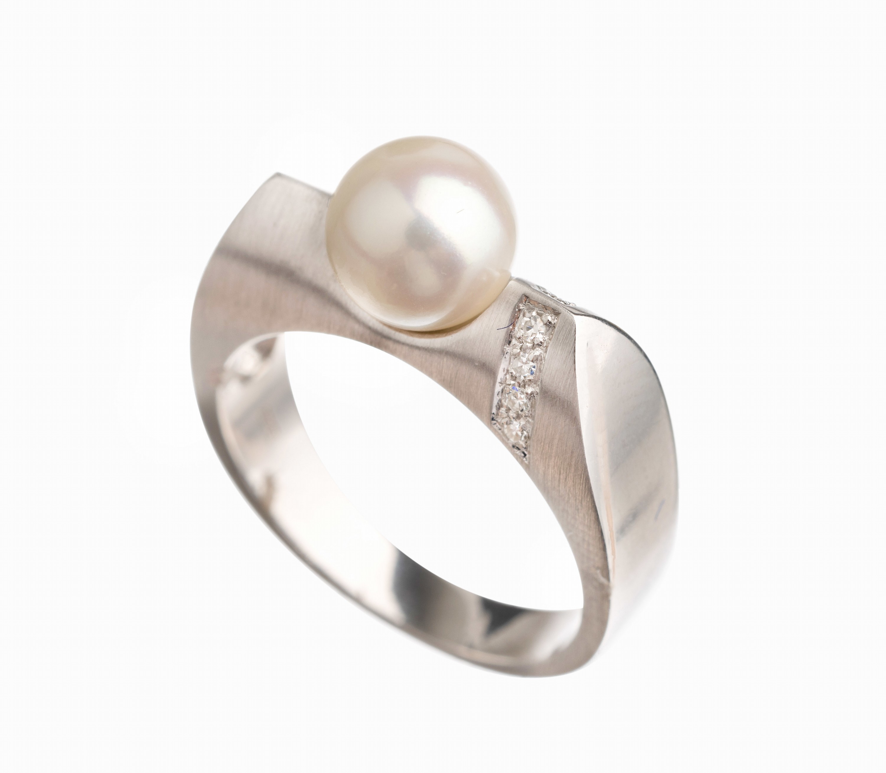 14 kt Gold Diamant Zuchtperl Ring, WG 585/000, teilmatt., 1 Zuchtperle Durchm. ca. 7.7 mm, 8 8/8-Diamanten zus. ca. 0.10 ct Weiß/si, RW 55.5, total ...