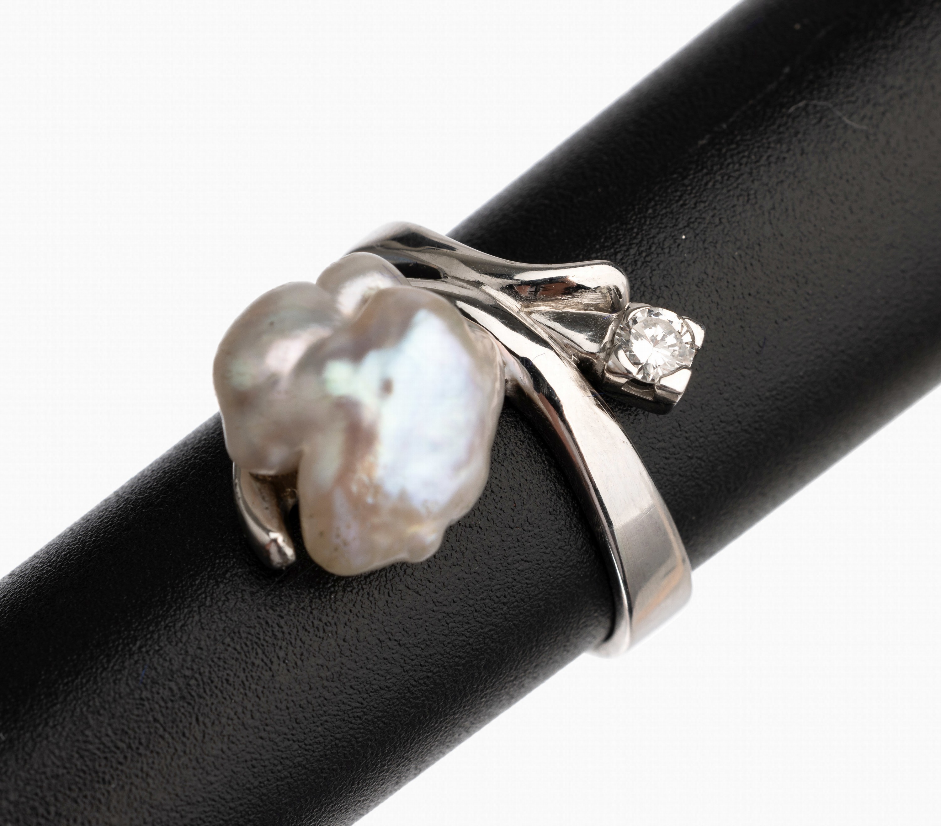14 kt Gold Brillant Ring, WG 585/000, barocke Süßwasserzuchtperle ca. 10.9 x 10.3 mm, 1 Brillant ca. 0.12 ct feines Weiß/vs, RW 51, total ca. 5.7 ...