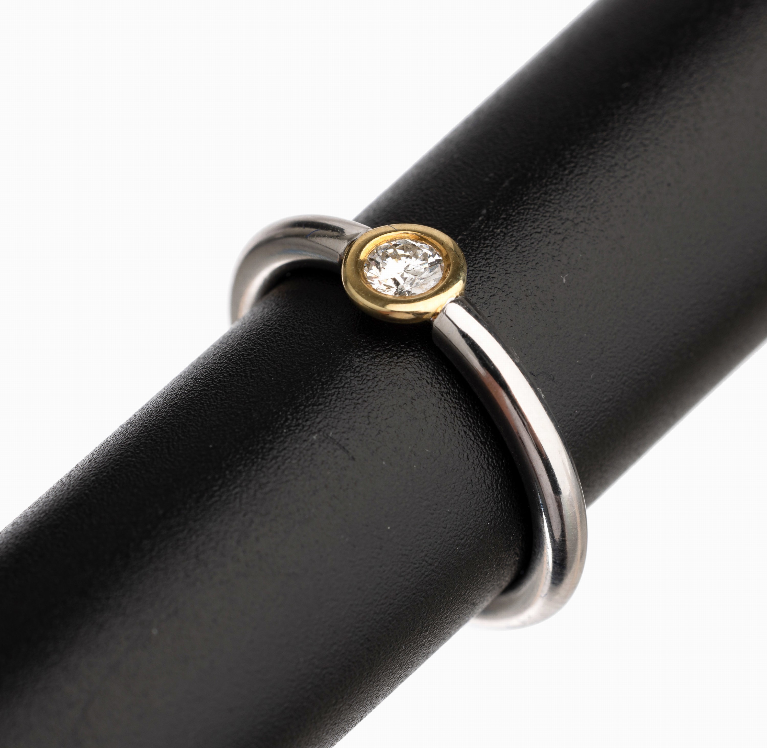 14 kt Gold Brillant Solitär Ring, WG 585/000, in GG gefasster Brillant ca. 0.25 ct feines Weiß/vs, RW 60, total 5.6 g