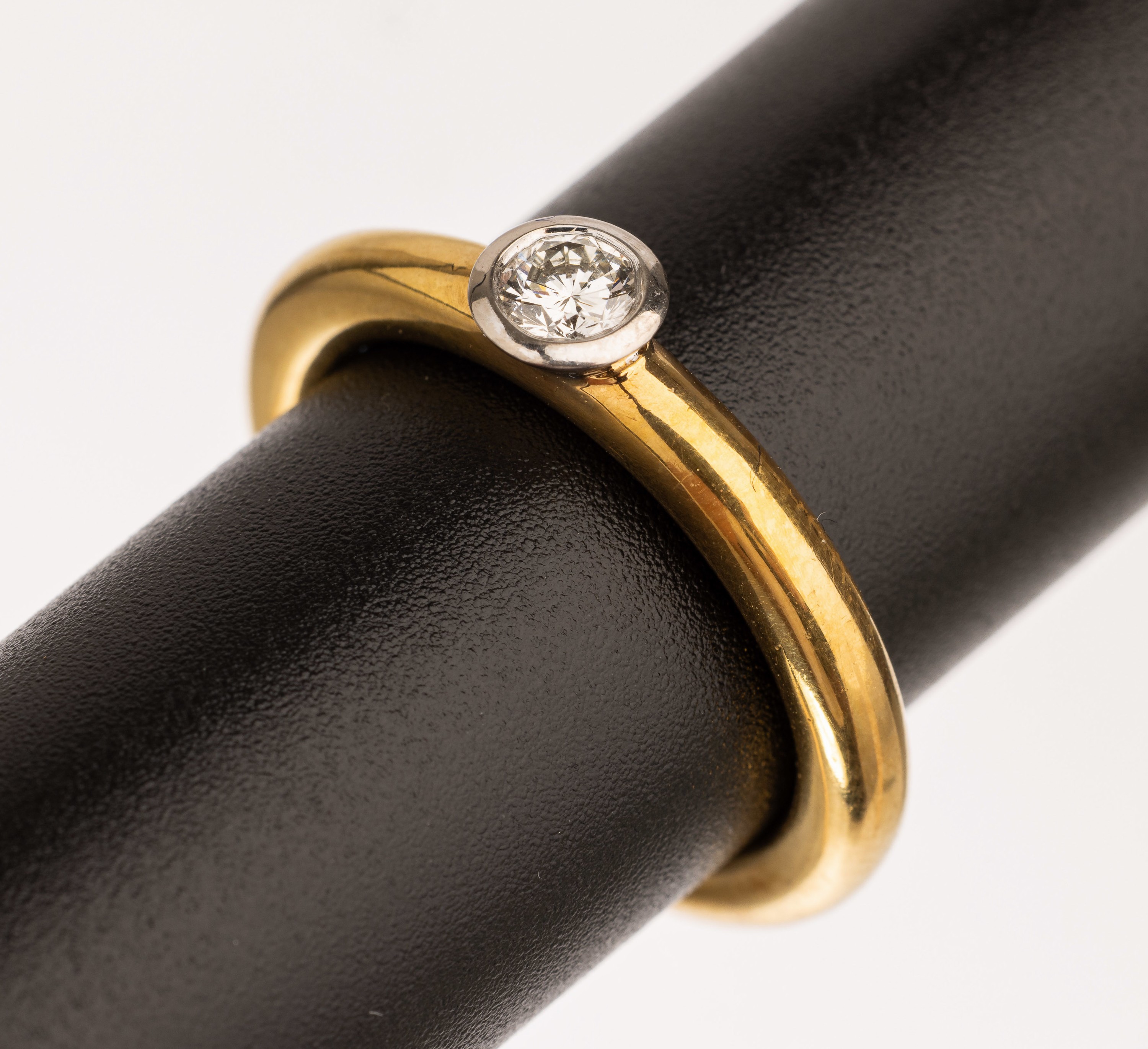 18 kt Gold Brillant Solitär Ring, GG 750/000, Brillant ca. 0.20 ct feines Weiß/ vs, RW 55, total ca. 8.00 g