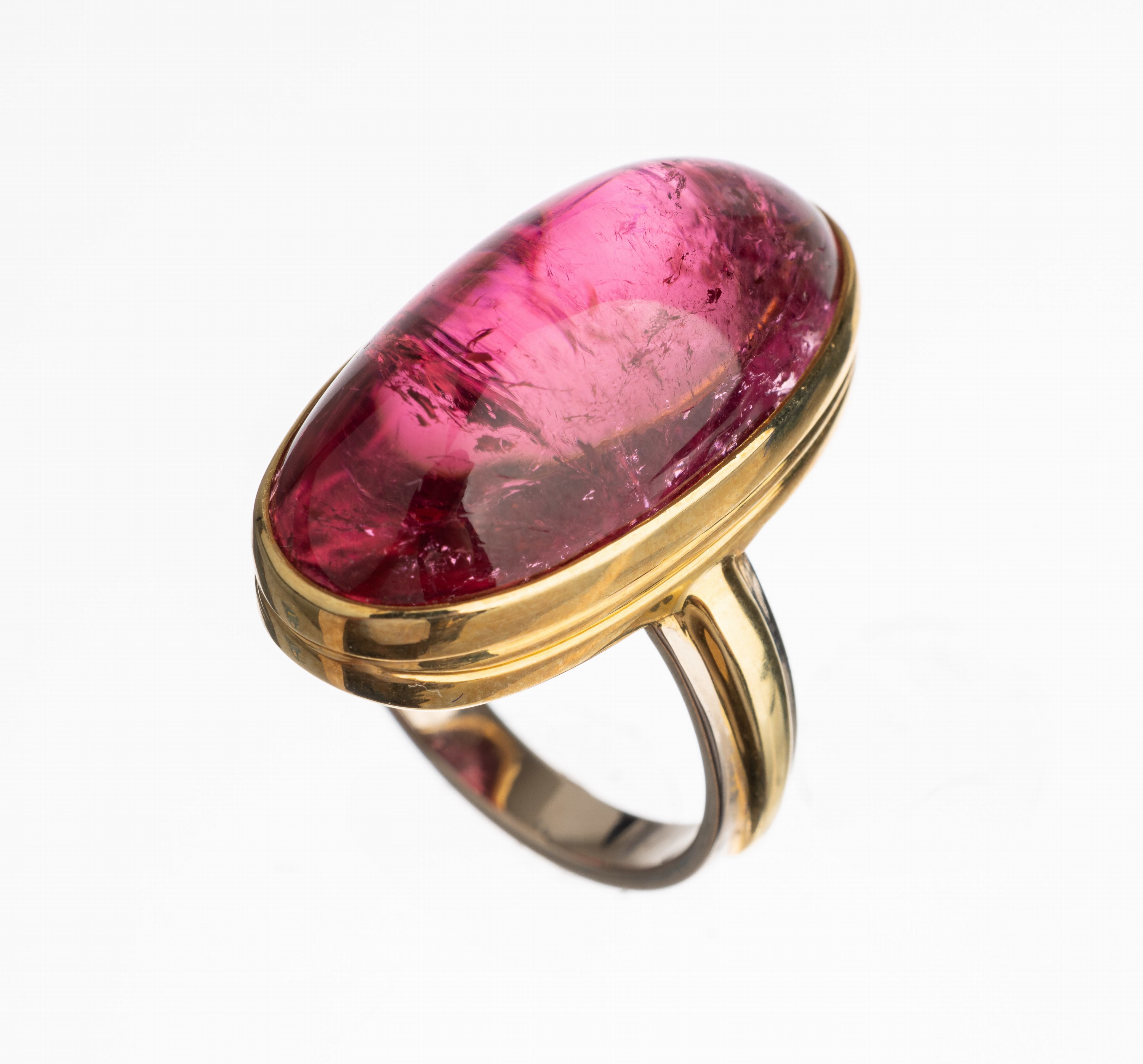 14 kt Gold Turmalin Ring, GG/WG 585/000, ovales Rubelith-Cabochon ca. 28.0 ct, RW 56, total ca. 12.7 g