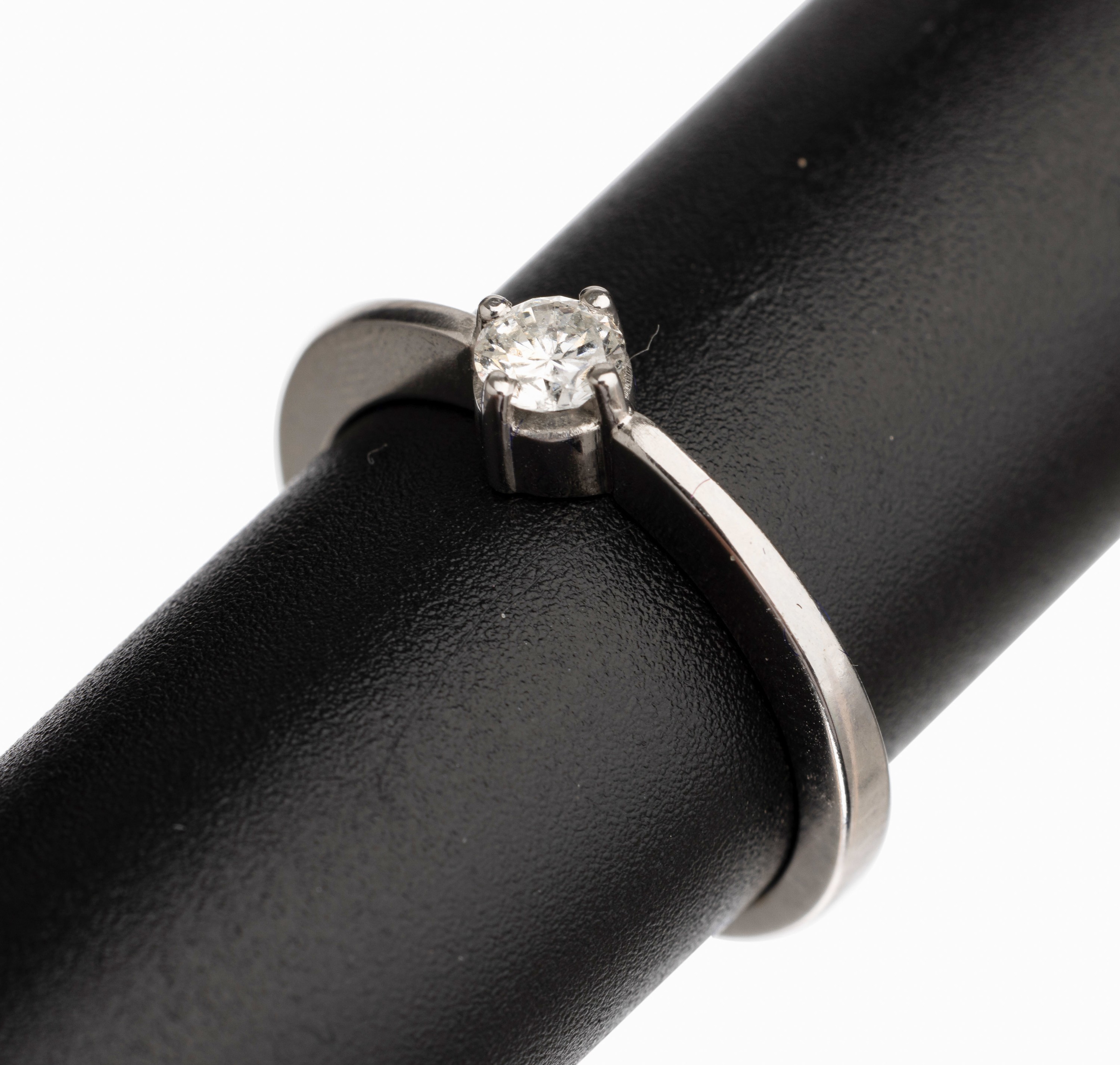14 kt Gold Brillant Solitär Ring, WG 585/000, 1 Brillant ca. 0.27 ct feines Weiß/vs, total ca. 4.0 g, RW 55