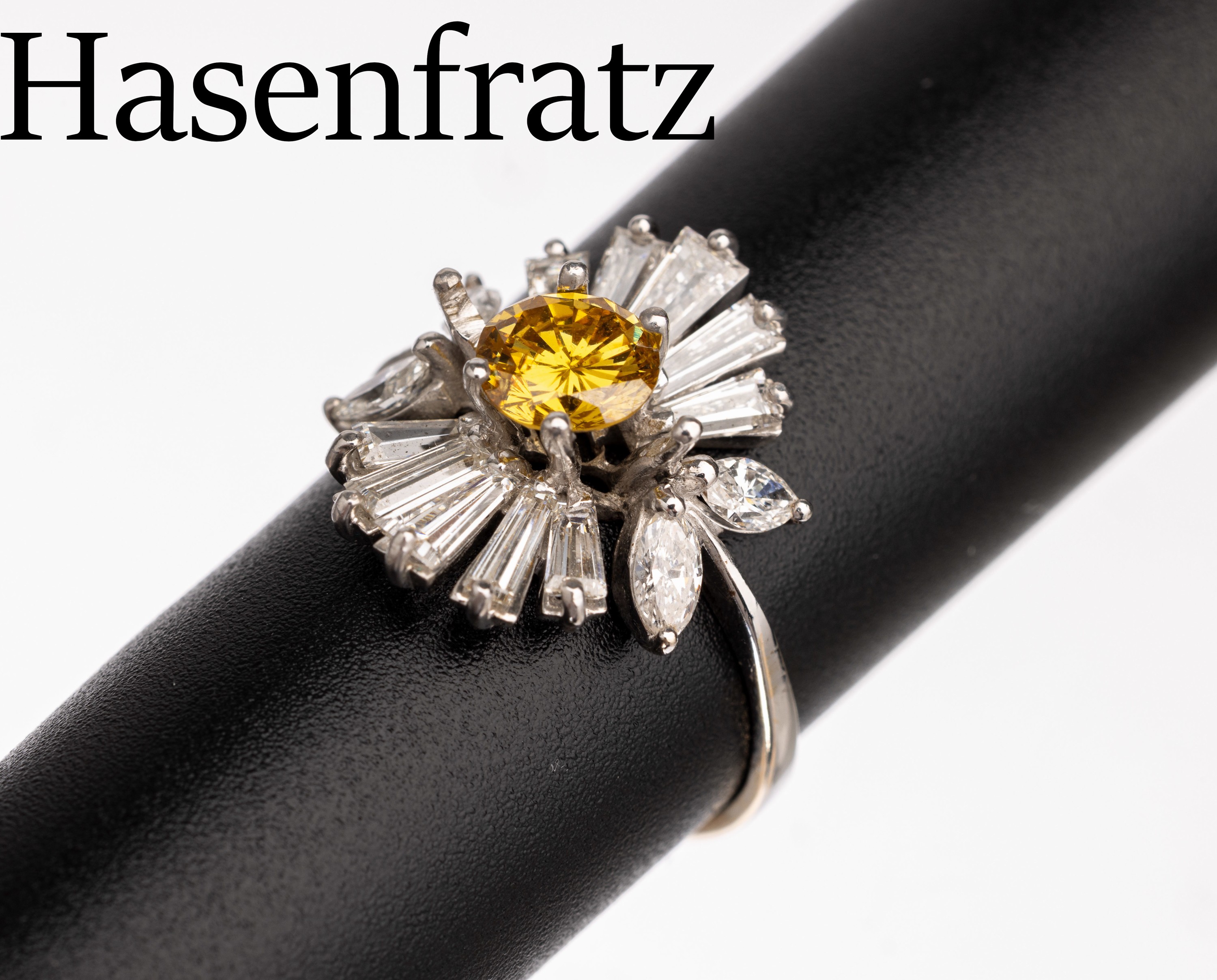 18 kt Gold Diamant Ring, WG 750/000, mittiger Brillant ca. 0.75 ct fancy yellow/ p 1, 10 Diamantbaguettes und 4 -navettes zus. ca. 1.80 ct feines ...