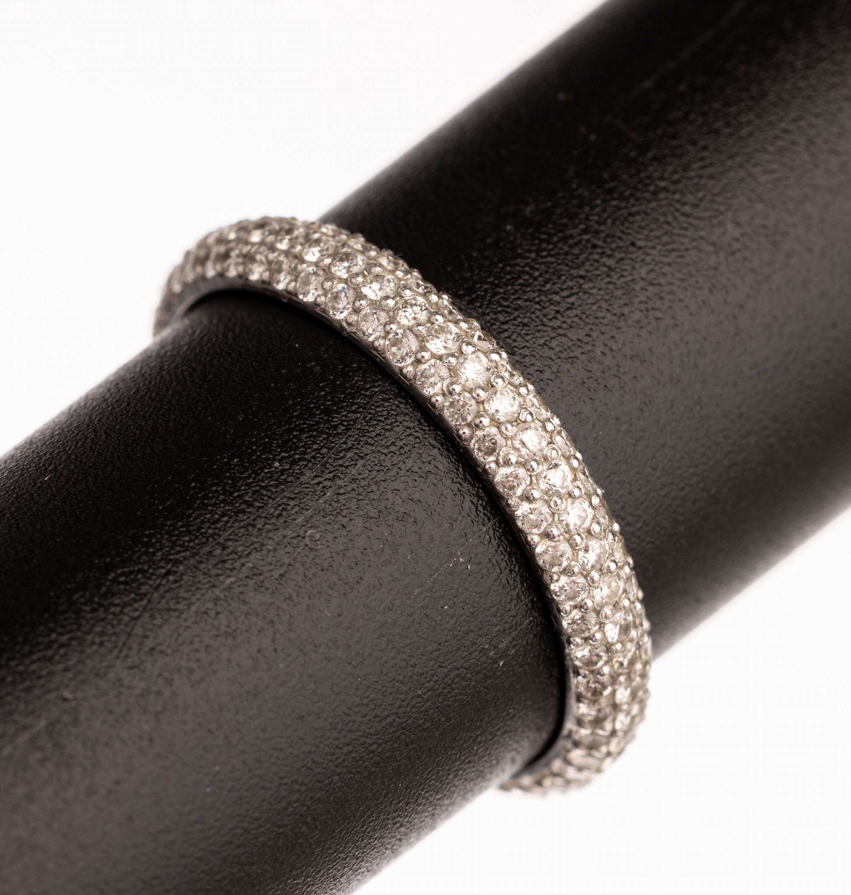 14 kt Gold Brillant Ring, WG 585/000, gepr., rundum bes. mit Brillanten zus. ca. 1.20 ct Weiß/si, RW 56, ca. 2.6 g, mit pers. Gravur