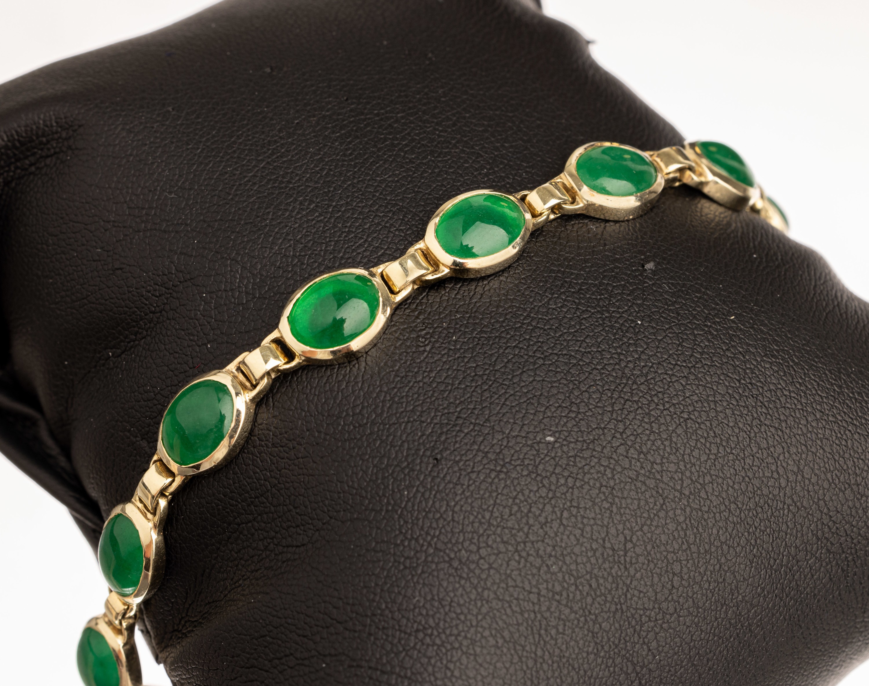 14 kt Gold Quarz Armband, GG 585/000, 12 ovale grüne Quarzcabochons (beh.), L. ca. 20 cm, Kastenschloß mit Sicherheitsacht, ca. 17.1 g, passend zu ...