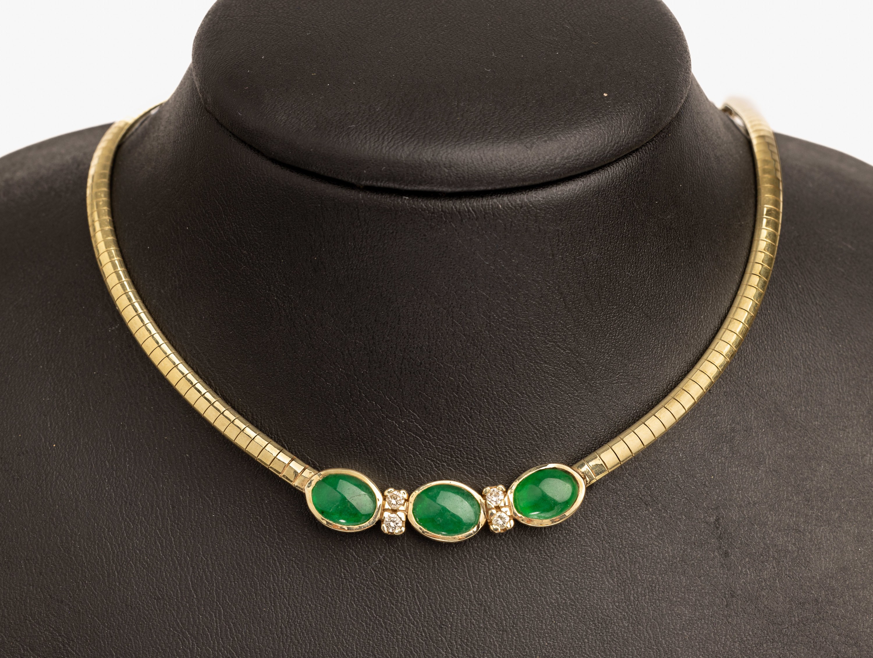 14 kt Gold Quarz Brillant Collier, GG 585/000, 3 ovale grüne Quarzcabochons (beh.), 4 Brillanten zus. ca. 0.20 ct get.Weiß-Gelb/ si, L. 47.5 cm, ...