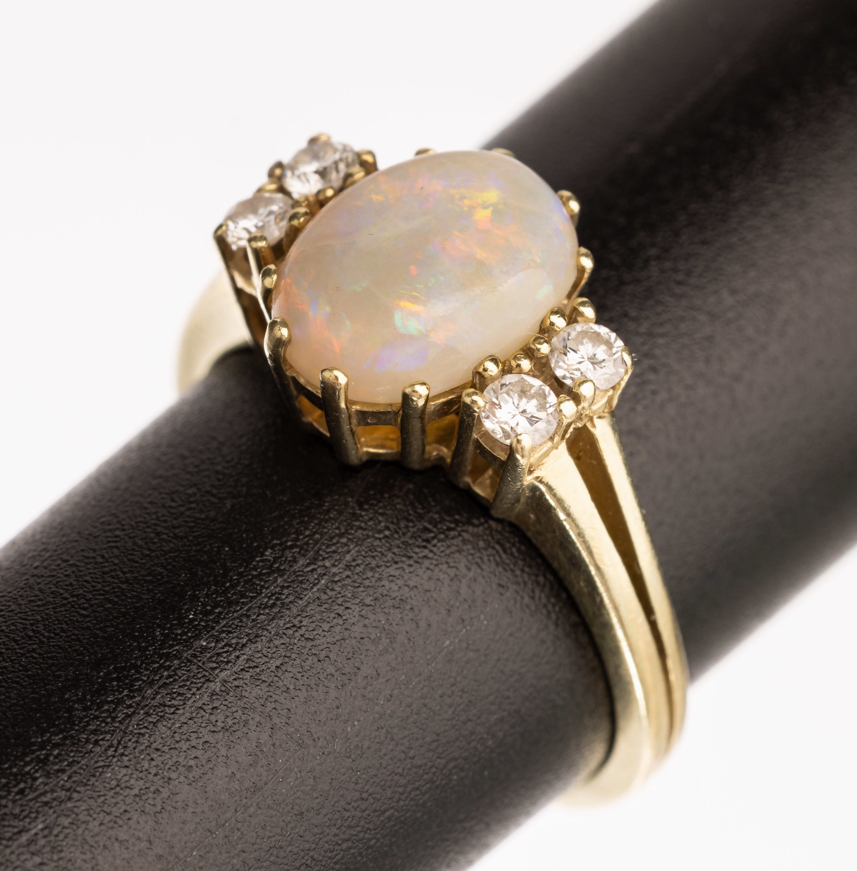 14 kt Gold Opal Brillant Ring, GG 585/000, mittig ovaler Opalcabochon ca. 1.30 ct Farbspiel in Rot und Gelb, 4 Brillanten zus. ca. 0.20 ct Weiß/si, ...