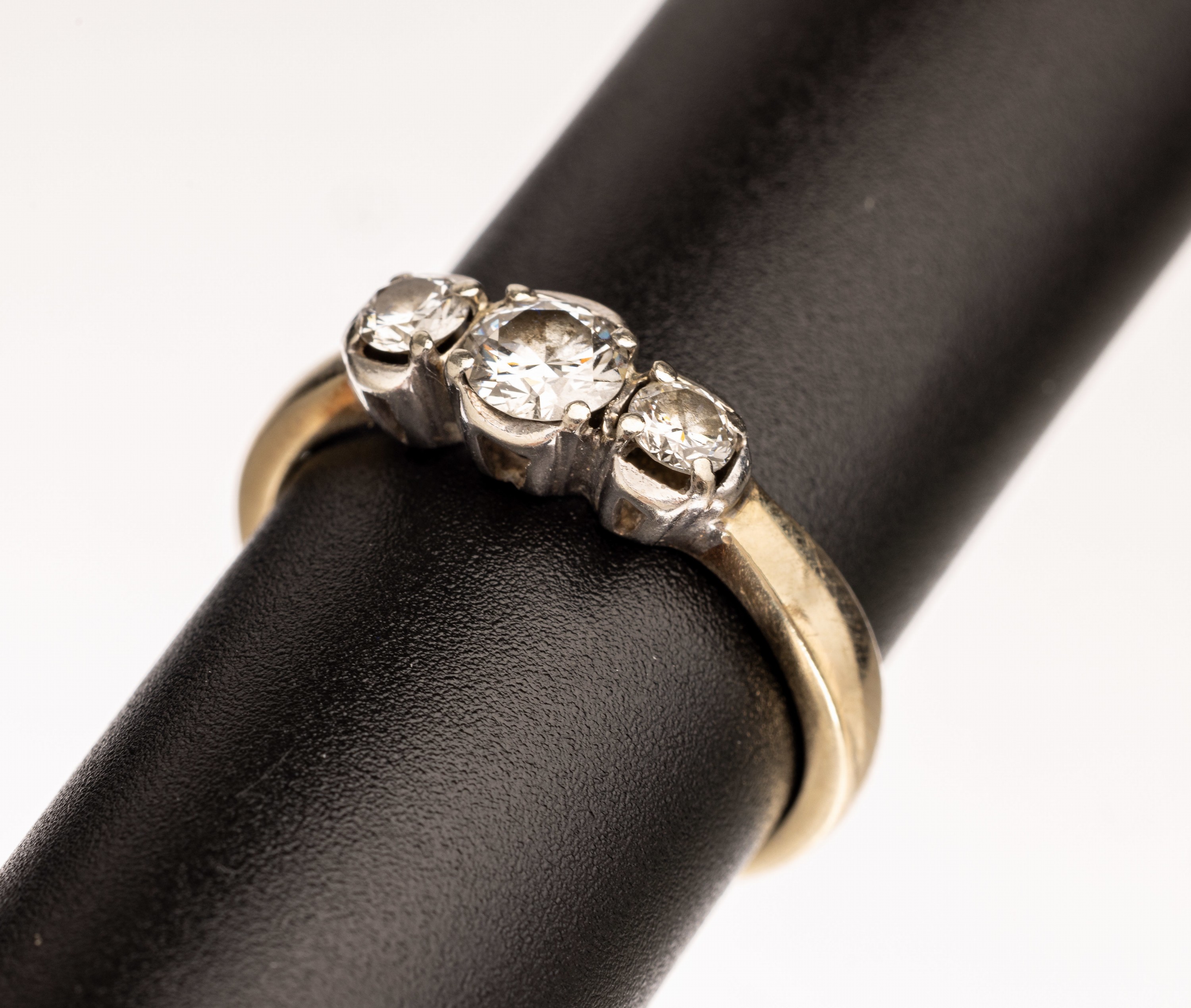 14 kt Gold Brillant Ring, GG 585/000 gepr.,mittig Brillant ca. 0.60 ct Weiß/si, 2 weitere Brillanten zus. ca. 0.40 ct Weiß/si,RW 62, ca. 4.8 g