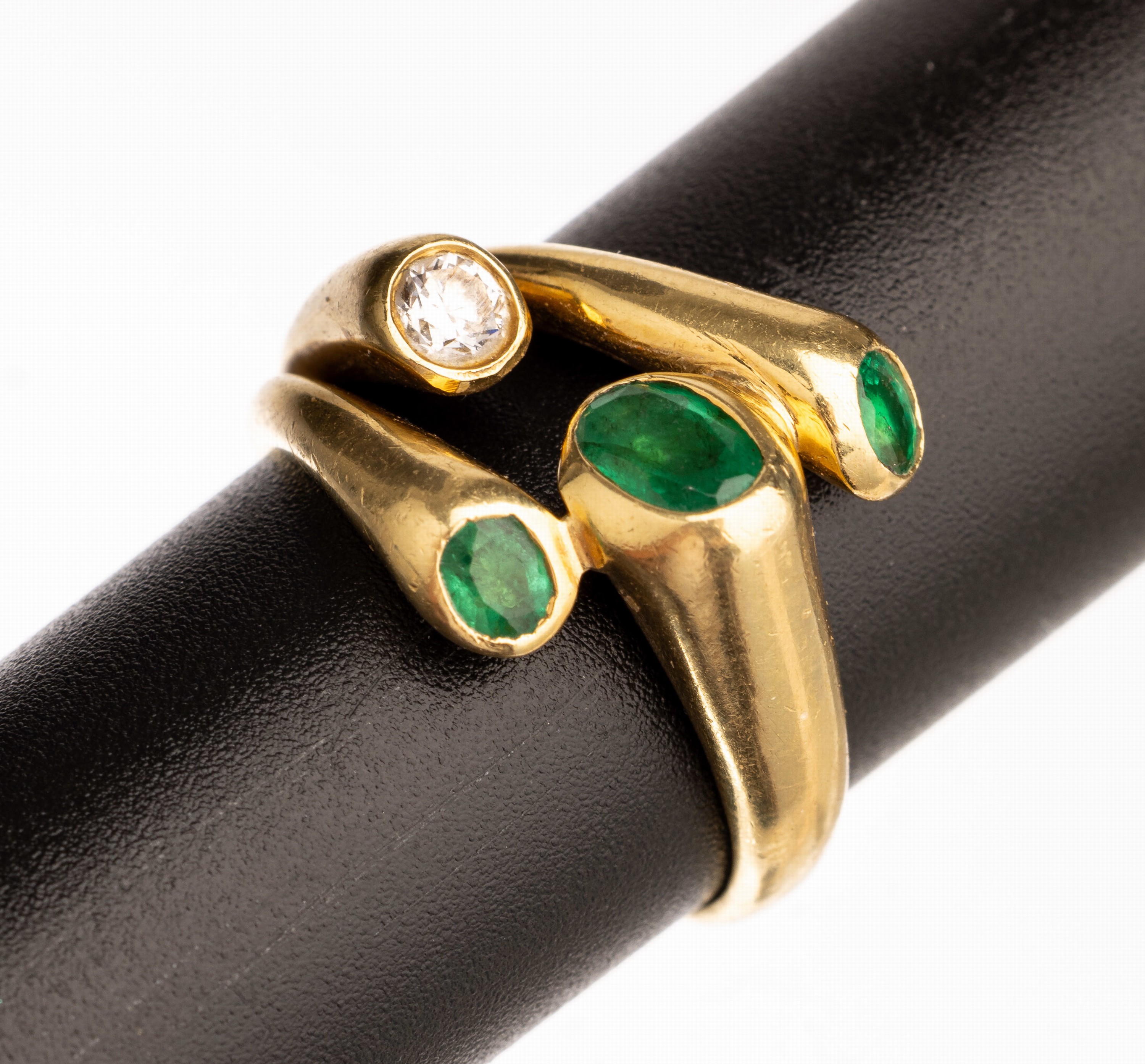18 kt Gold Smaragd Brillant Ring, GG 750/000, 3 ovalfacett. Smaragde zus. ca. 0.50 ct, Brillant ca. 0.15 ct Weiß/si, RW 55, ca. 9.4 g