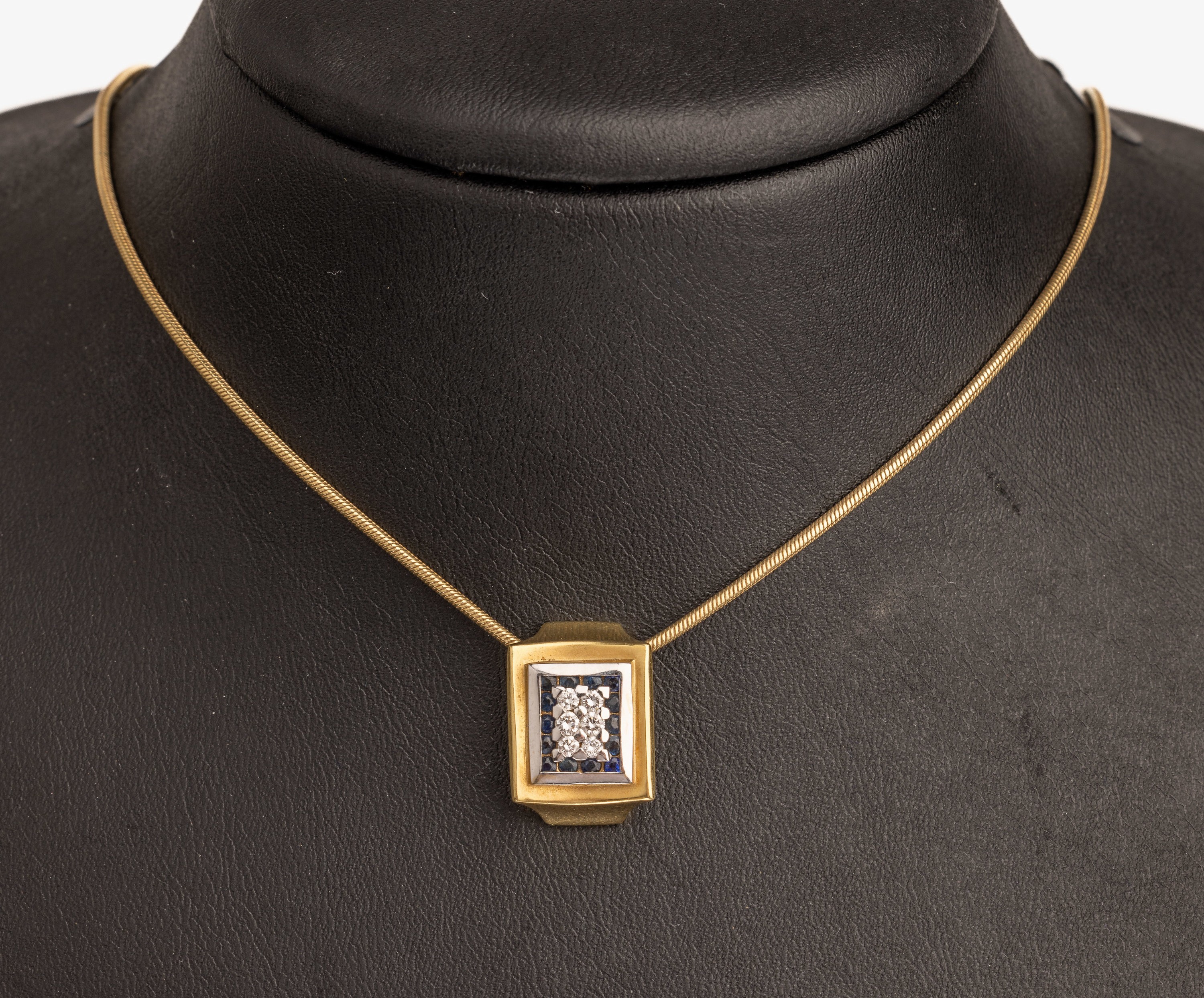14 kt Gold Brillant Saphir Anhänger, GG/WG 585/000, 6 Brillanten zus. ca. 0.12 ct Weiß/si, 14 rundfacett. Saphire zus. ca. 0.28 ct, an Kette, L. ...