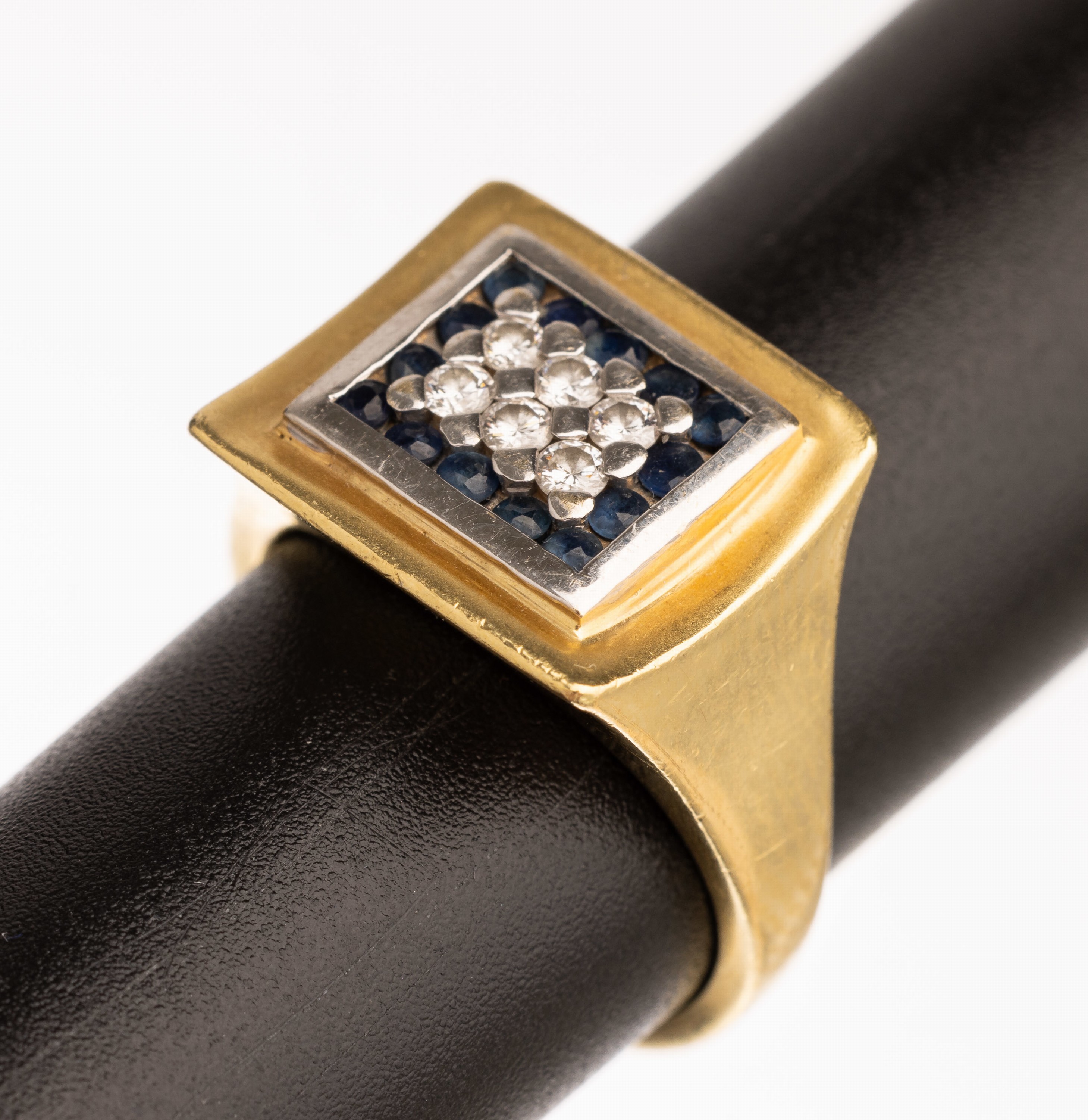 18 kt Gold Brillant Saphir Ring, GG/WG 750/000, 6 Brillanten zus. ca. 0.12 ct Weiß/ si, 14 rundfacett. Saphire zus. ca. 0.28 ct, ca. 10.5 g, RW 535 ...