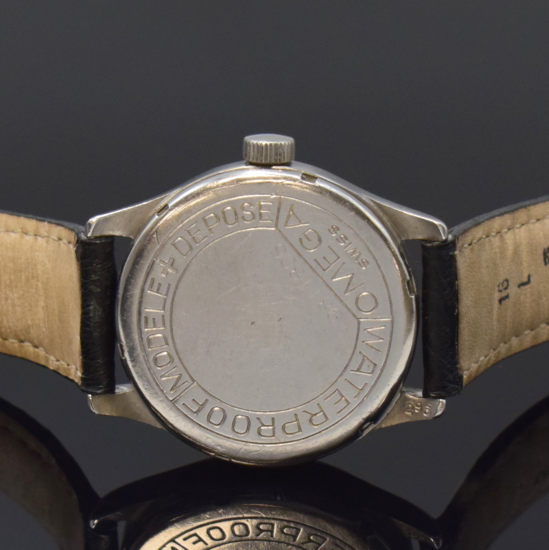 Detail c: OMEGA Herrenarmbanduhr Referenz 295 in Stahl, Schweiz um 1940, Handaufzug, Boden verschr., silb. Zifferbl. m. arab Zahlen pat./fl., gebl. orig. ...