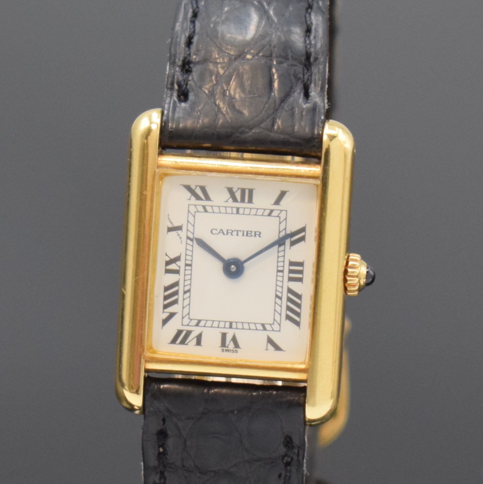 Detail a: CARTIER Paris Tank Armbanduhr in GG 750/000, Schweiz um 1990, quarz, Gehäuse seitl. 4-fach verschr., orig. Lederband m. verg. Faltschl., ...