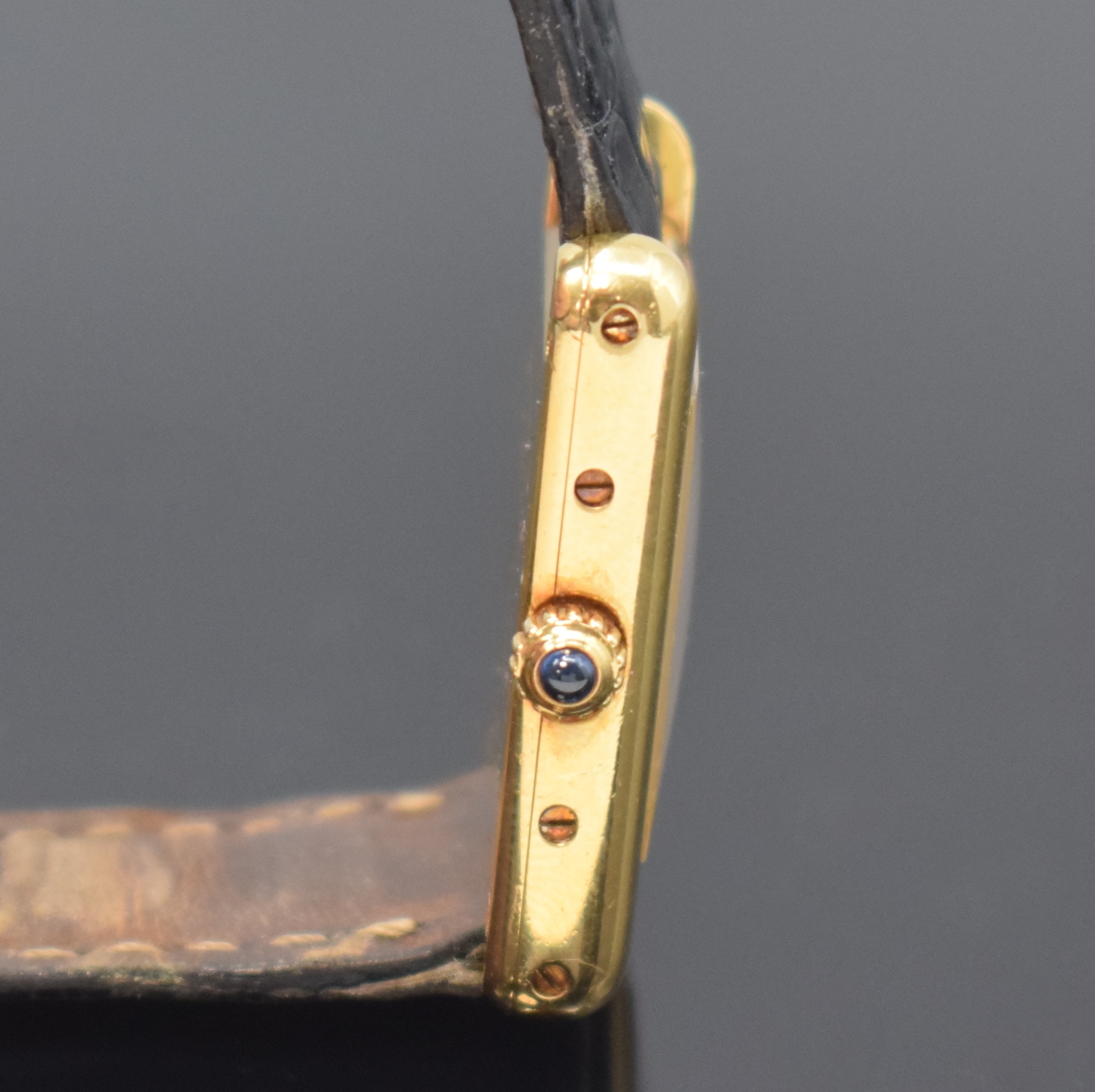 Detail d: CARTIER Paris Tank Armbanduhr in GG 750/000, Schweiz um 1990, quarz, Gehäuse seitl. 4-fach verschr., orig. Lederband m. verg. Faltschl., ...