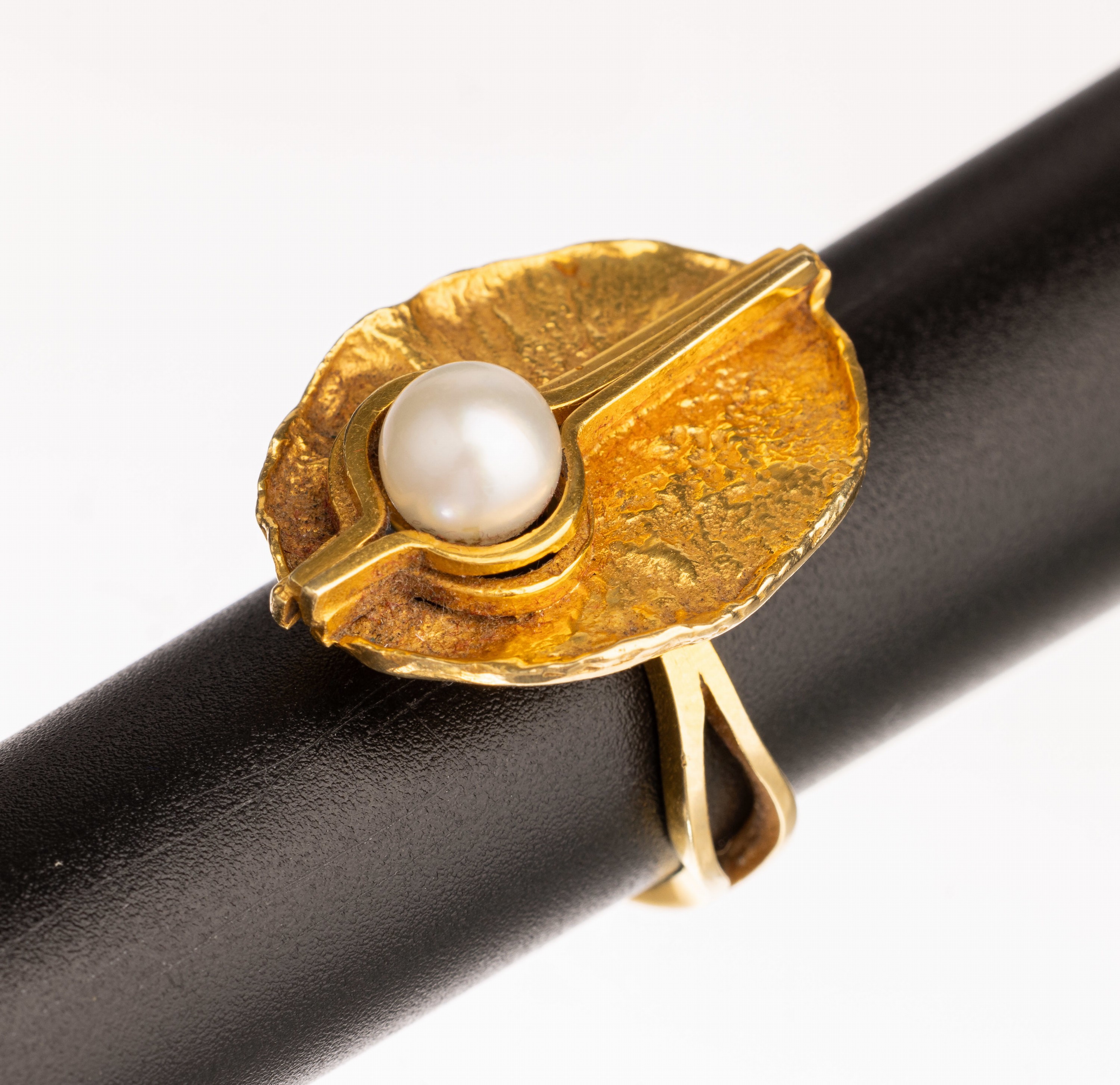 14 kt Gold Perl Ring, GG 585/000, ca. 8.3 g, ausgefallen, strukt. und pol., kl. Süßwasserzuchtperle, D. ca. 6 mm, RW 55