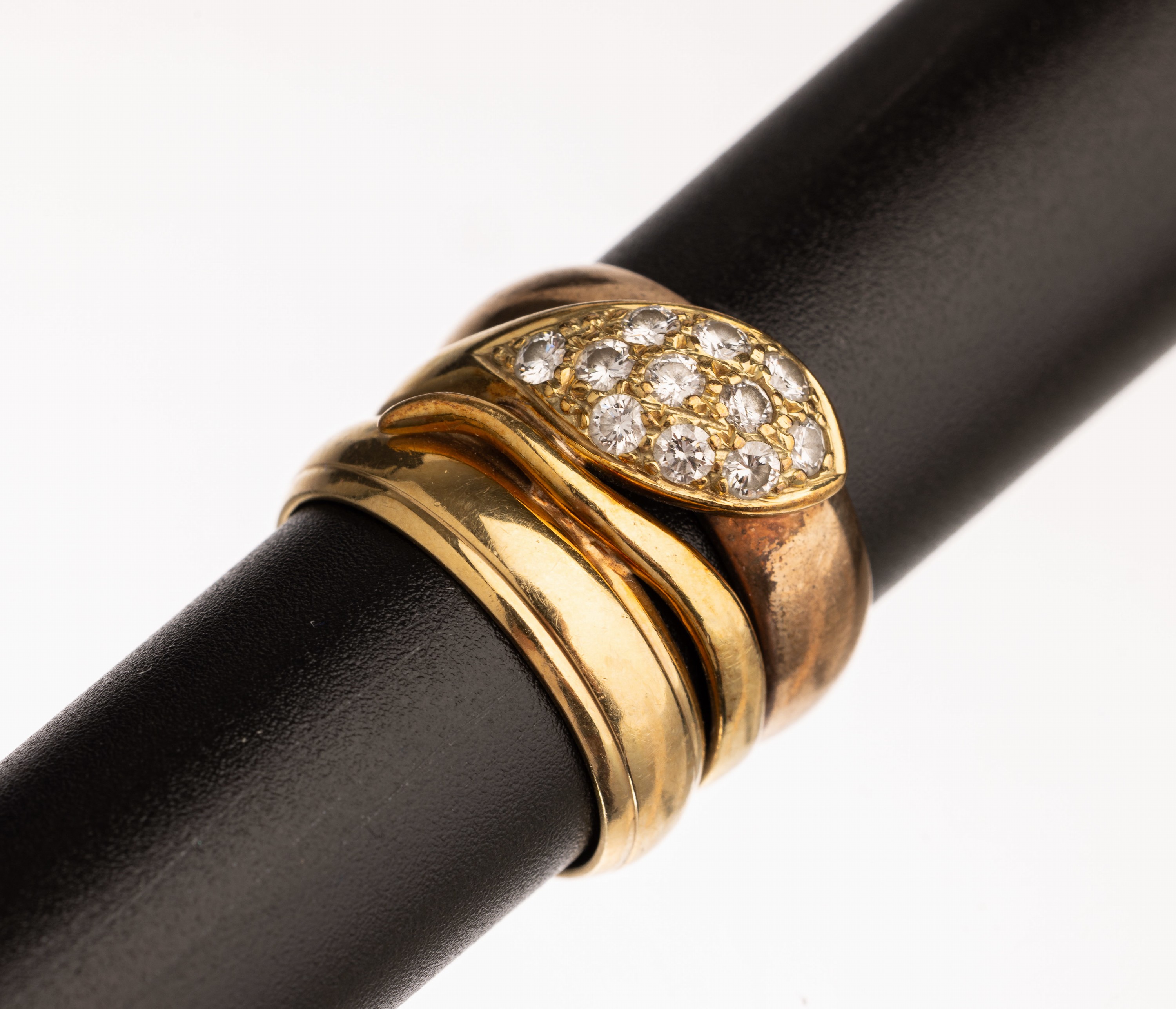 Gold Diamant Schlangenring, 1 x RG 333/000 2 x GG 585/000 , Kopf ausgefasst mit 11 Diamanten zus. ca. 0.50 ct grav. Weiss/si, mit pers. Gravur, ...