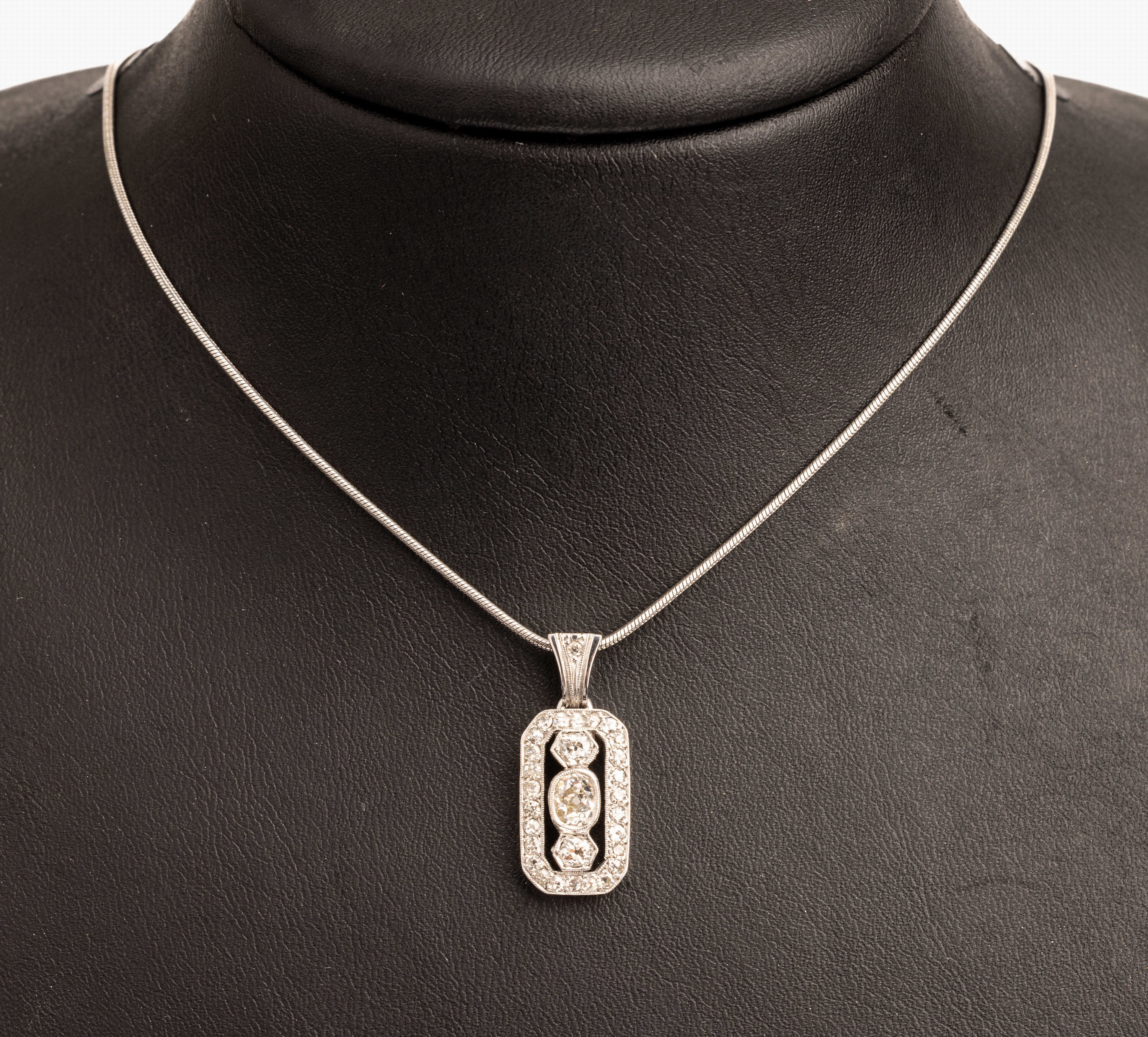 14 kt Gold Diamant Art-Deco-Anhänger, WG 585/000, mittiger Altschliffdiamant ca. 0.40 ct light brown/p 1, 2 Altschliffdiamanten zus.ca. 0.24 ct ...