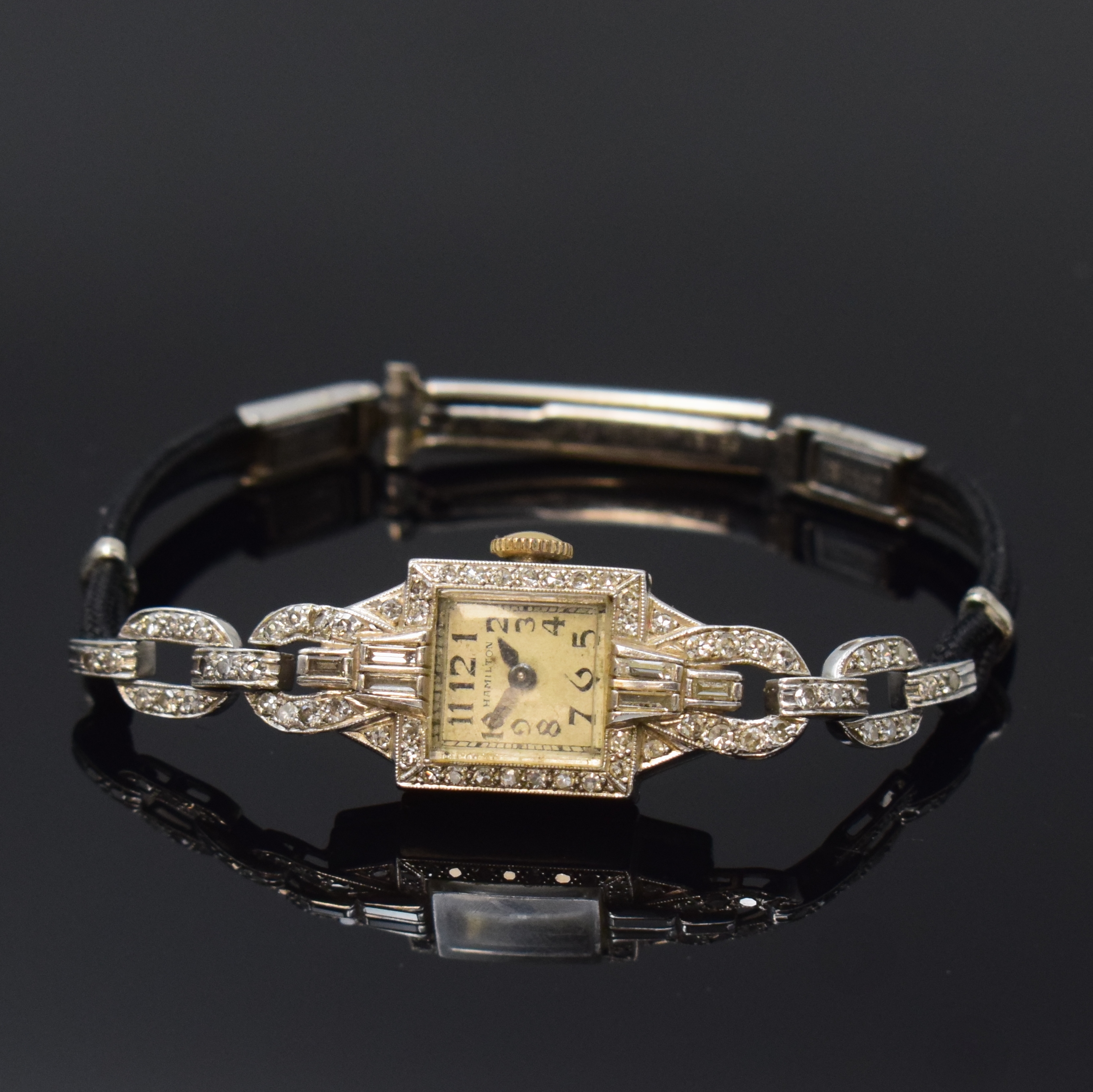 HAMILTON ART DECO Damenarmbanduhr mit Diamantbesatz, Handaufzug, USA um 1930, Platin/IRID.-Gehäuse, Kordelband mit Metall- Faltschließe, Lünette ...