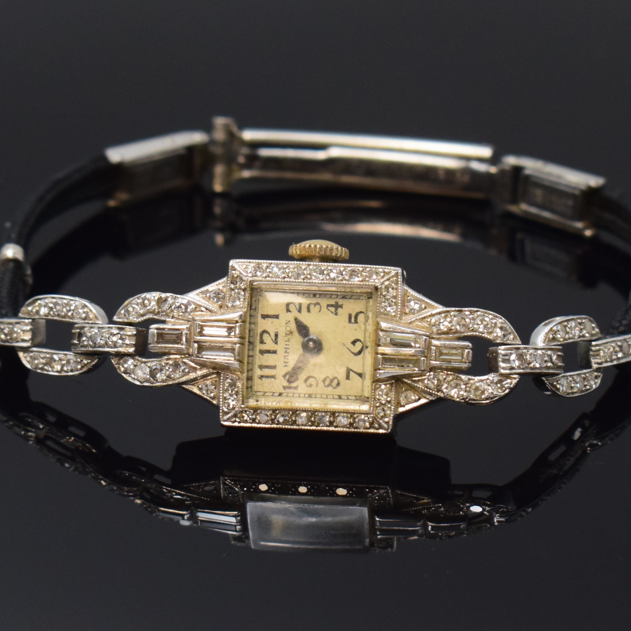 Detail a: HAMILTON ART DECO Damenarmbanduhr mit Diamantbesatz, Handaufzug, USA um 1930, Platin/IRID.-Gehäuse, Kordelband mit Metall- Faltschließe, Lünette ...