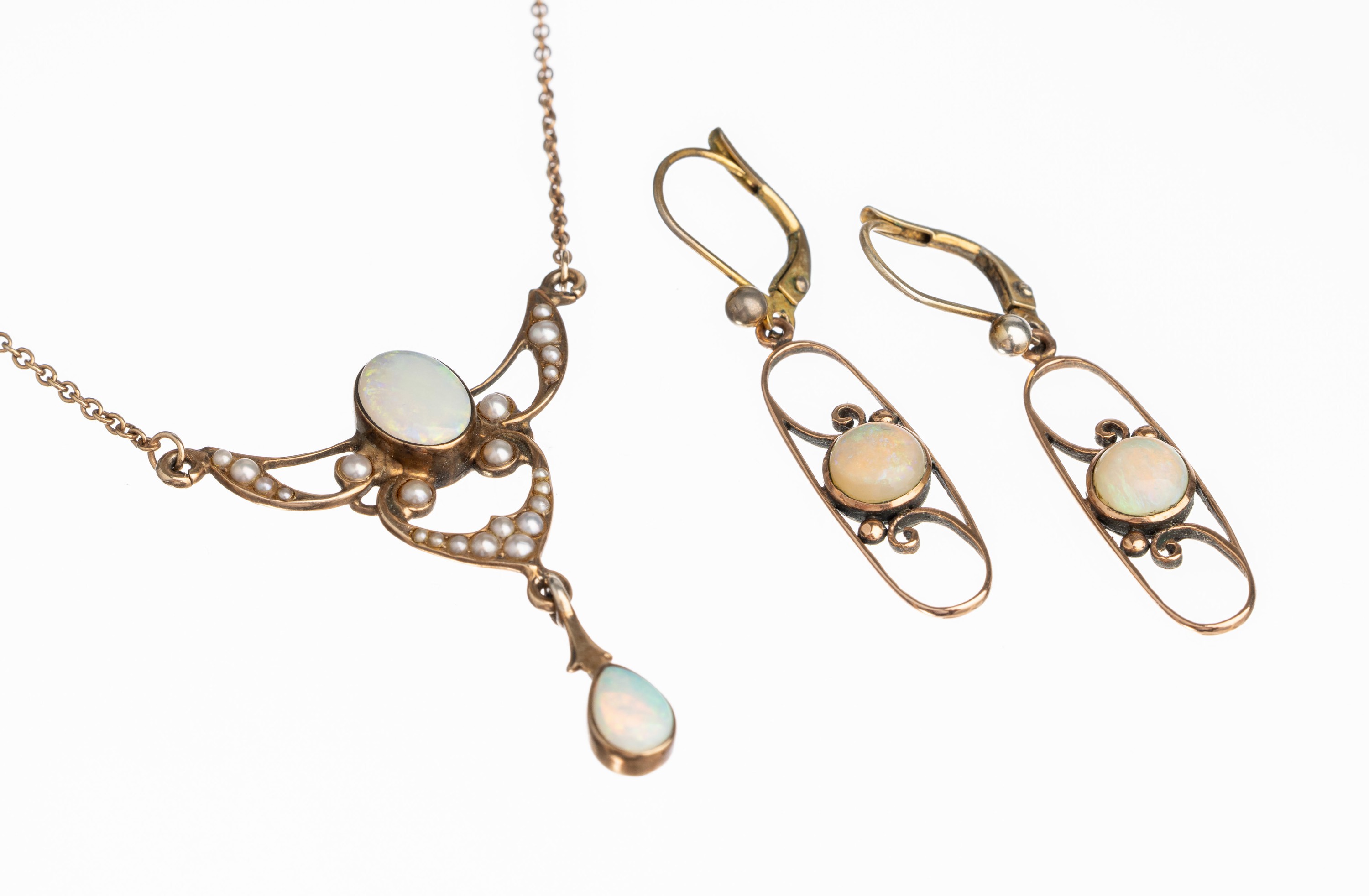 Konvolut mit Opalen und Perlchen, in der Art des Jugendstils, Silber verg., bestehend aus: Collier mit 2 Opalcabochons und kl. Perlchen, L. ca. ...