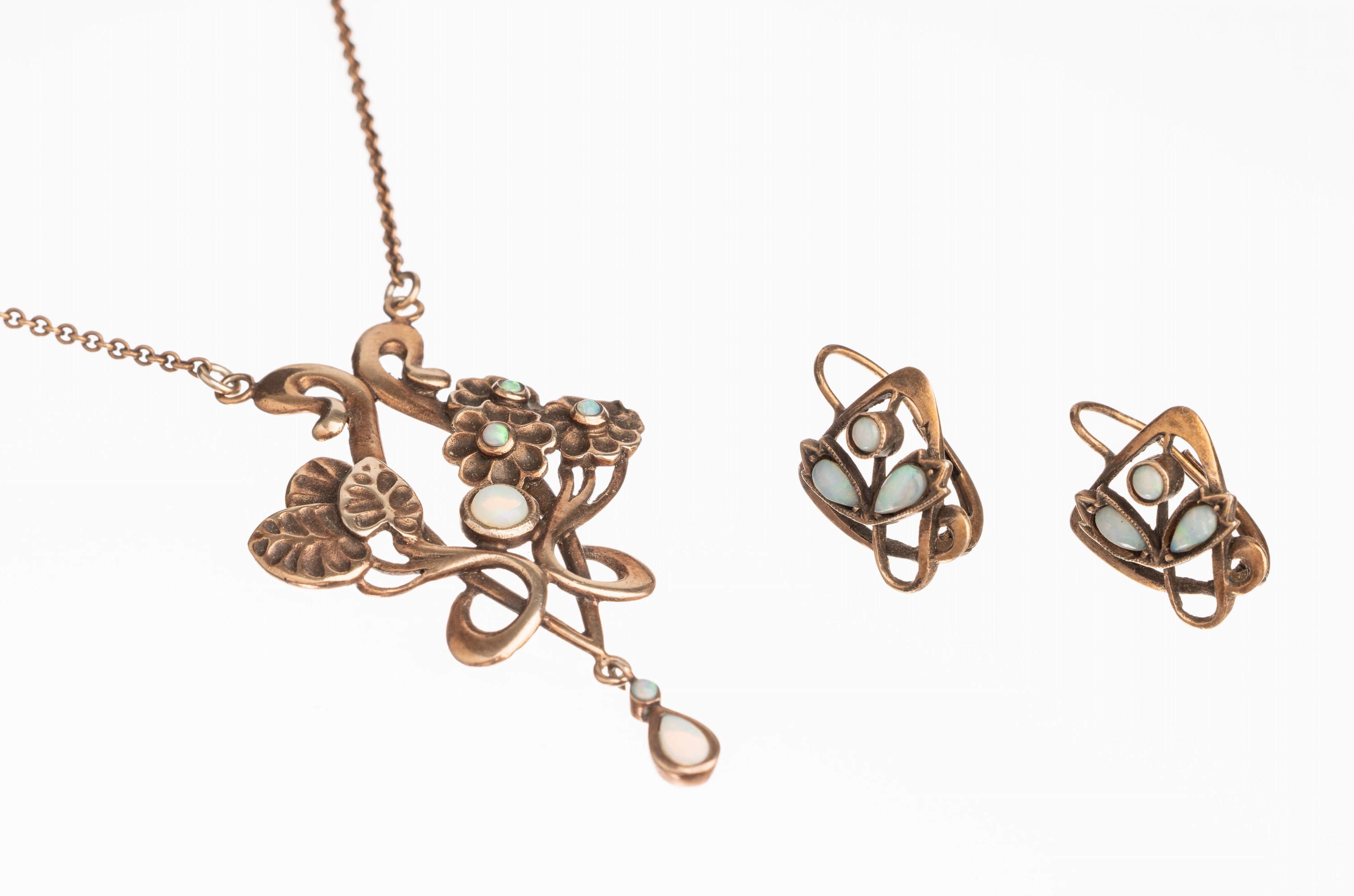 Konvolut mit Opalen, in der Art des Jugendstils, 925er Silber rose verg., bestehend aus: Collier mit Opalcabochons in versch. Formen und Größen, ...