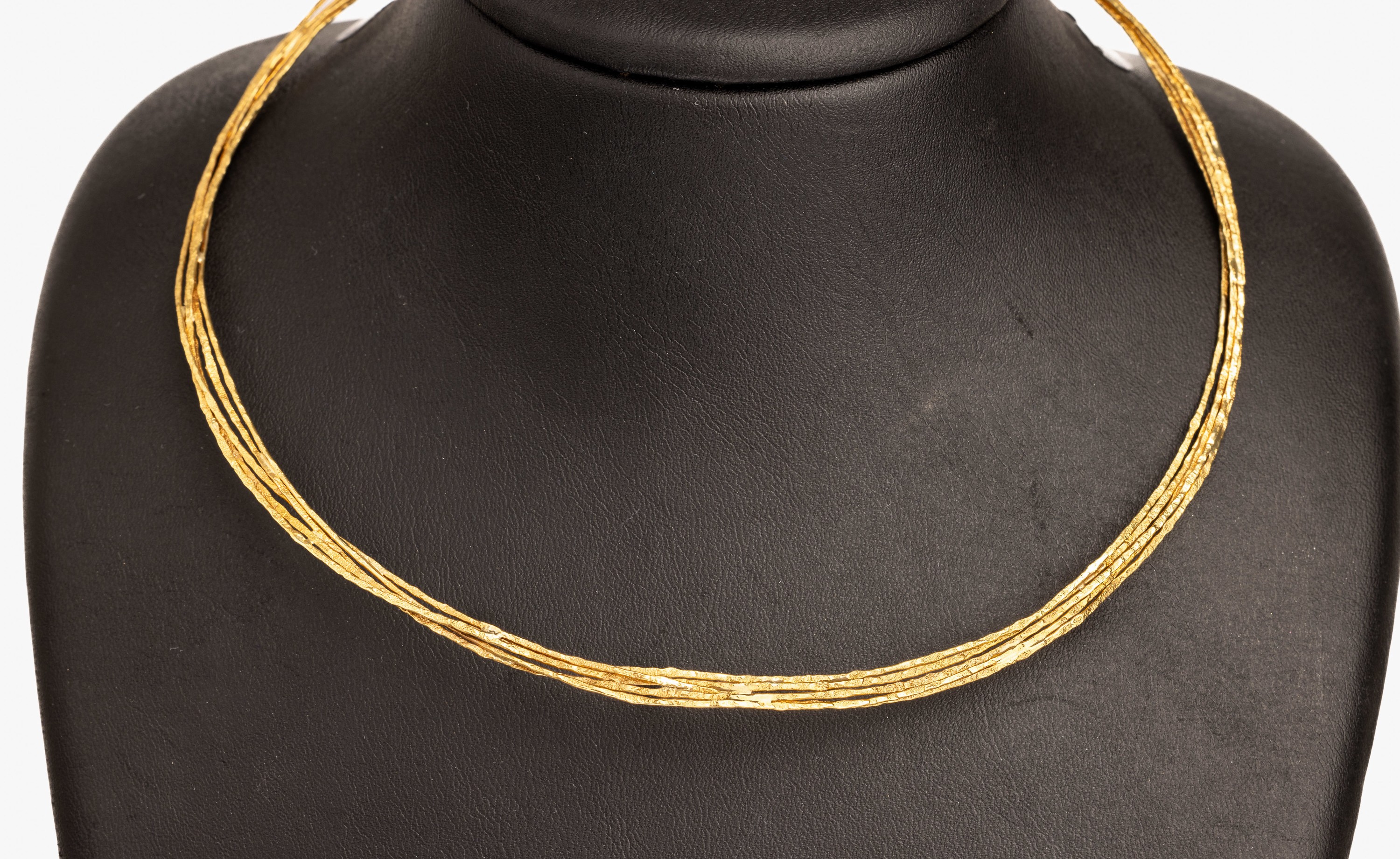18 kt Gold Halsreif, GG 750/000, Handarbeit, ausgefallenes Design, D ca. 13 cm, Karabiner sek. GG 585/000, sollte geprüft werden, total ca. 12.7 g