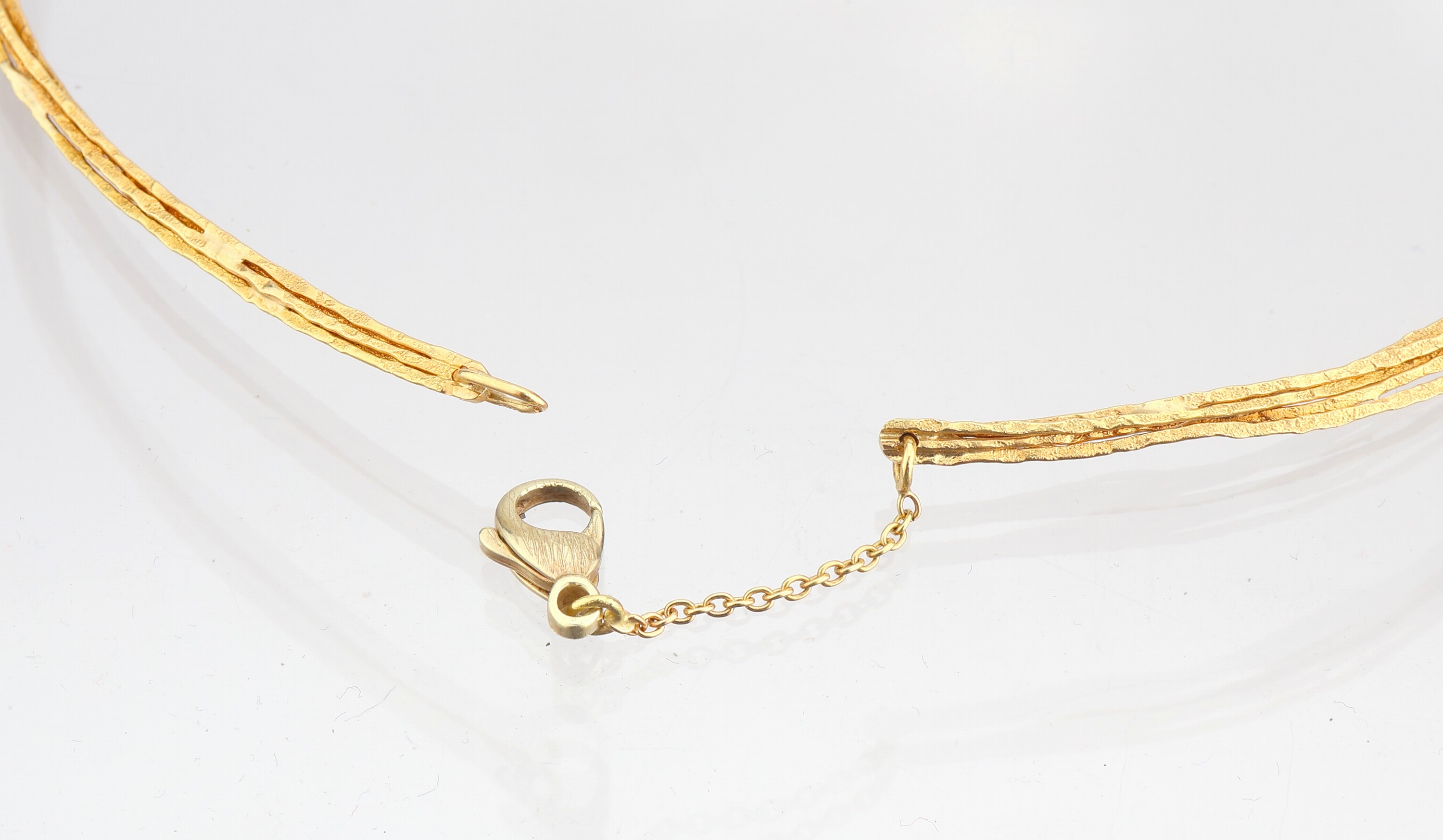 Detail a: 18 kt Gold Halsreif, GG 750/000, Handarbeit, ausgefallenes Design, D ca. 13 cm, Karabiner sek. GG 585/000, sollte geprüft werden, total ca. 12.7 g