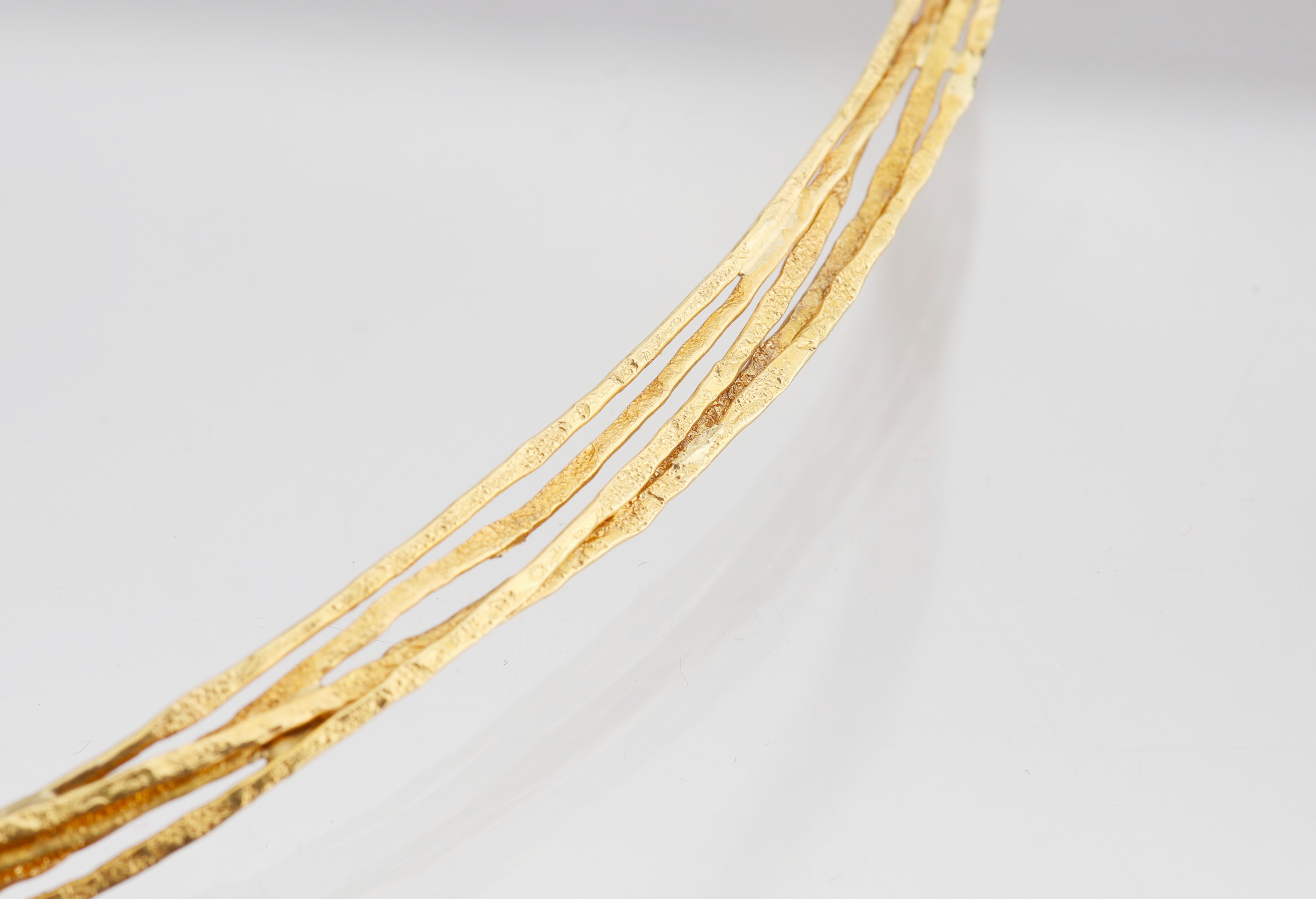 Detail b: 18 kt Gold Halsreif, GG 750/000, Handarbeit, ausgefallenes Design, D ca. 13 cm, Karabiner sek. GG 585/000, sollte geprüft werden, total ca. 12.7 g