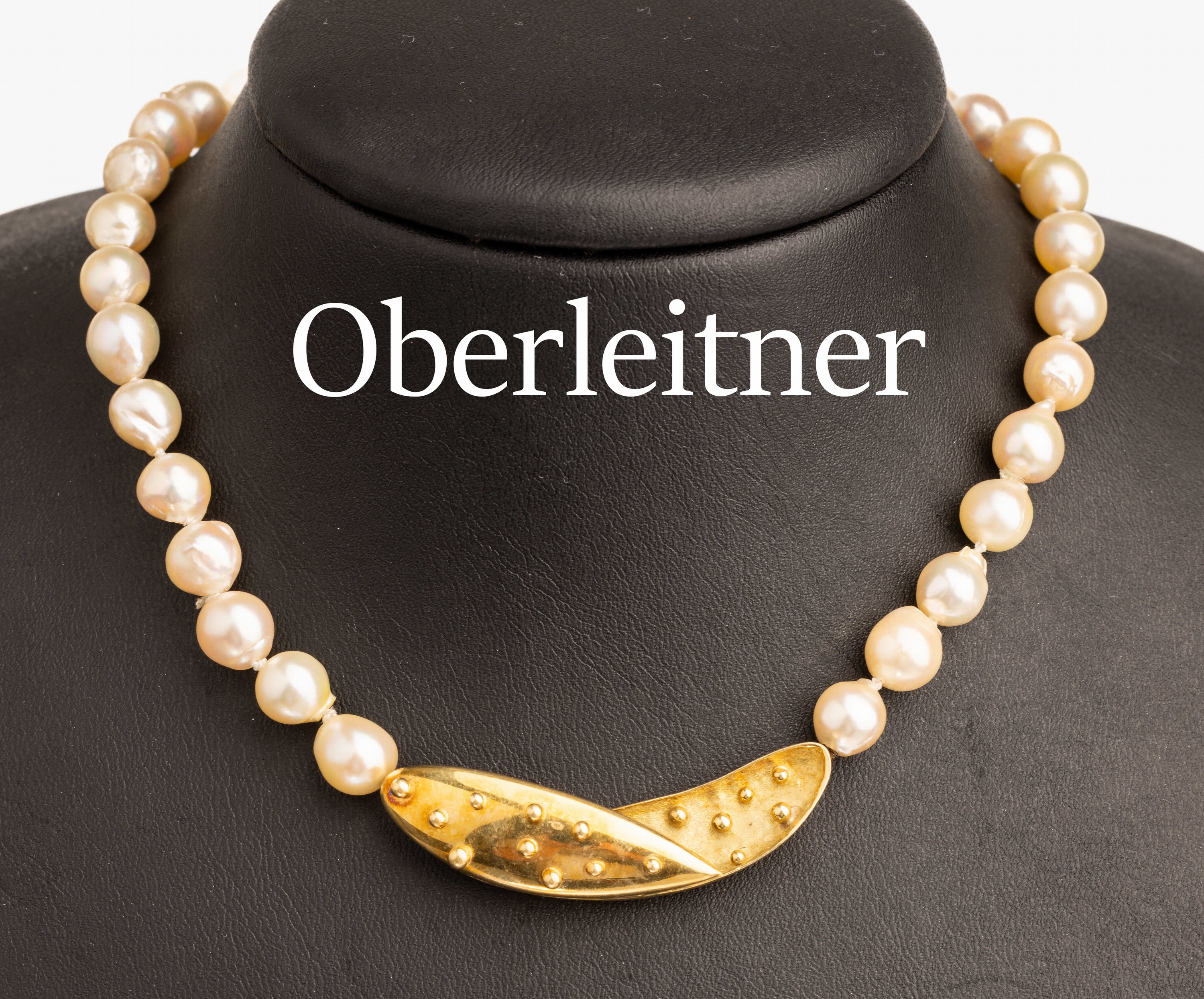 Collier aus Zuchtperlen, Mittelteil GG 750/000, Anfertigung OBERLEITNER Wiesbaden,polierte bzw. mattierte Flächen mit aufgelegten Granulaten, ...
