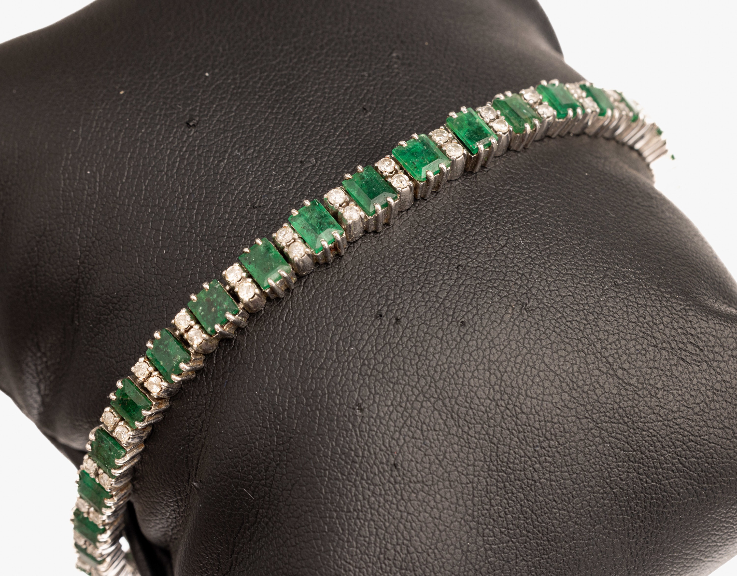 8 kt Gold Smaragd Diamant Armband, WG 333/000, 31 Smaragd-Karrees und -Baguettes zus. ca. 6.20 ct, 62 Diamanten zus. ca. 1.24 ct Weiß/p 1, total ca. ...