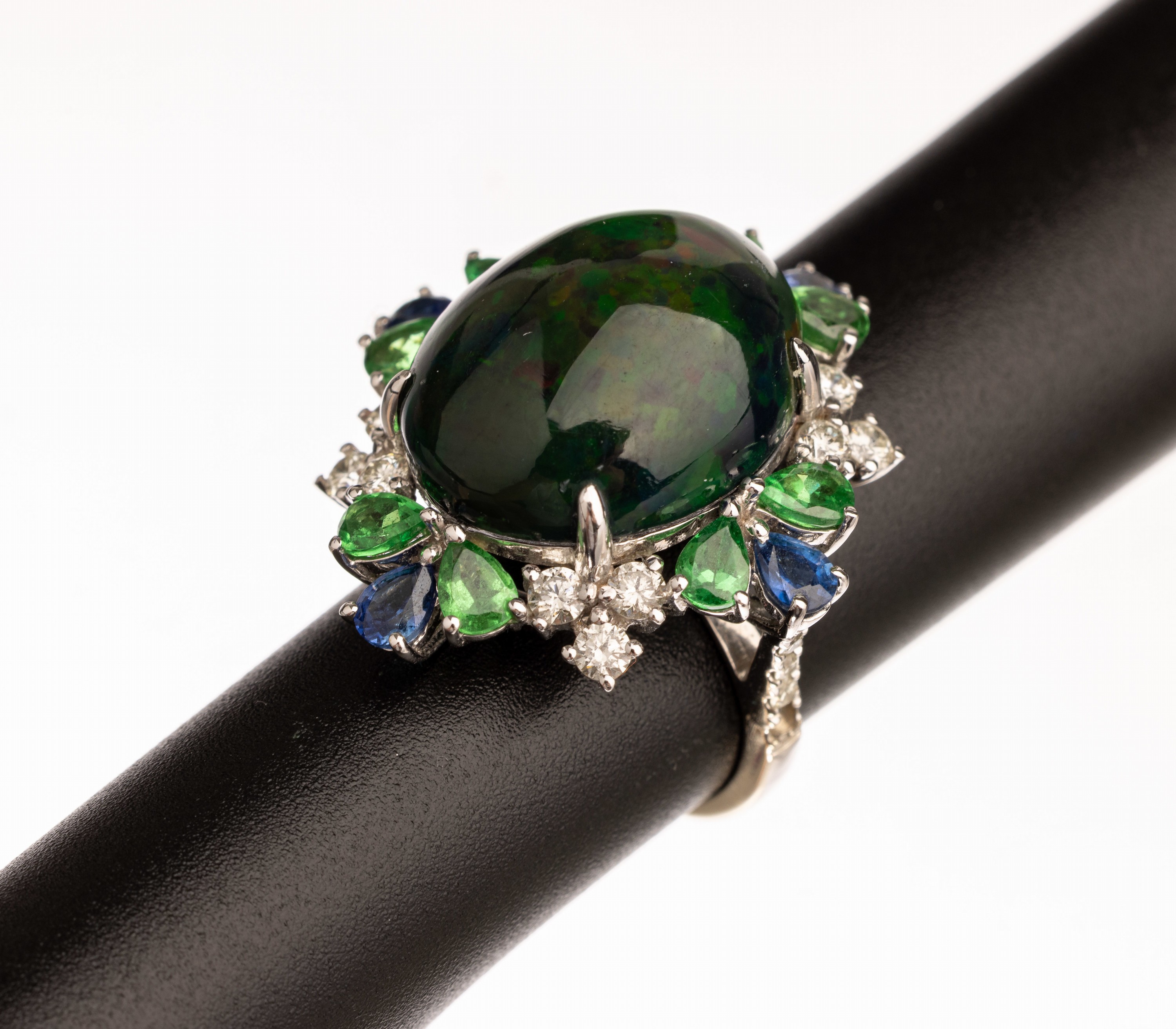 18 kt Gold Opal Farbstein Diamant Ring, WG 750/000, hoher Schwarzopalcabochon mit überwiegend grün-orangefarb. Farbspiel ca. 12.0 ct, 4 ...